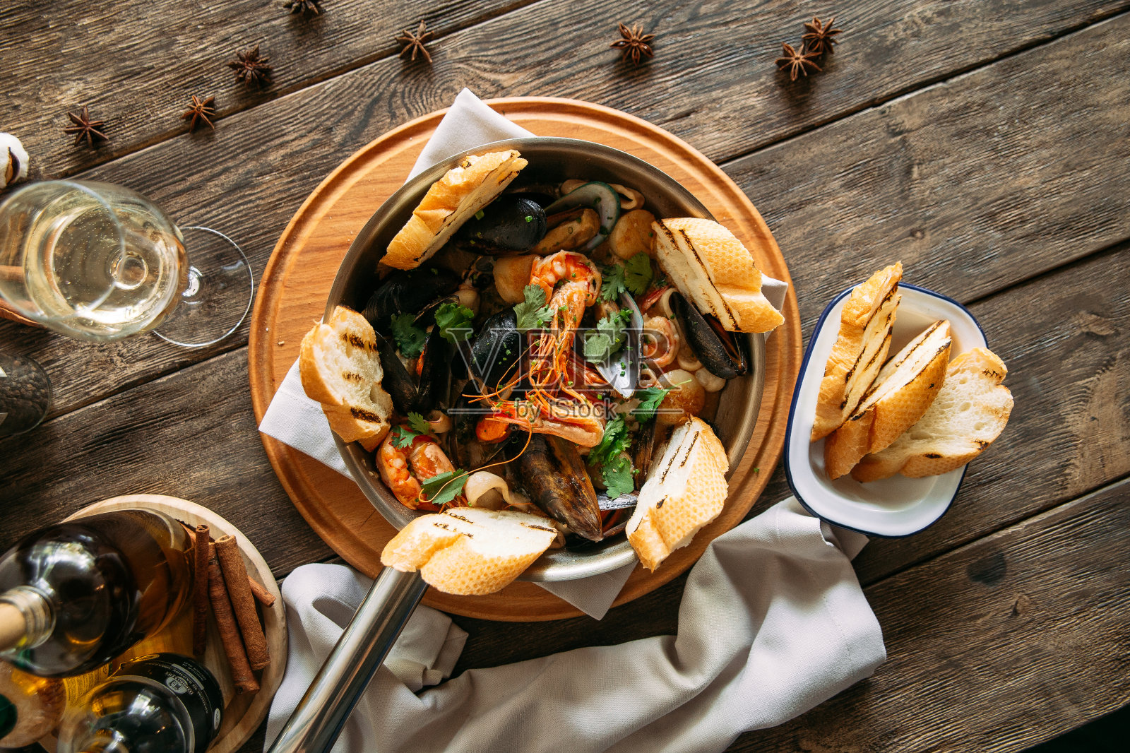 什锦海鲜篮碗配烤面包照片摄影图片