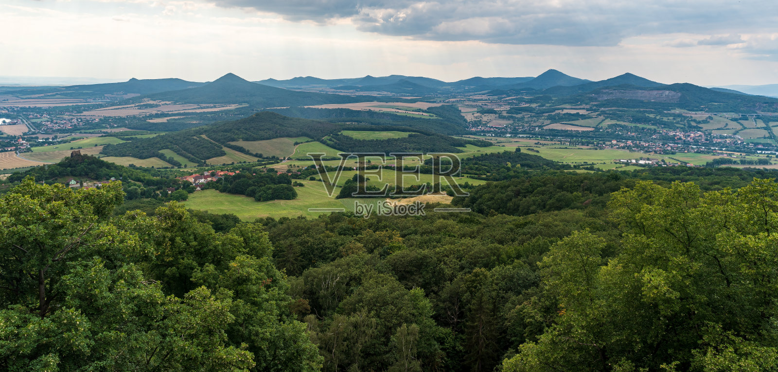 从捷克共和国Ceske stredohori山脉的Plesivec山上俯瞰照片摄影图片