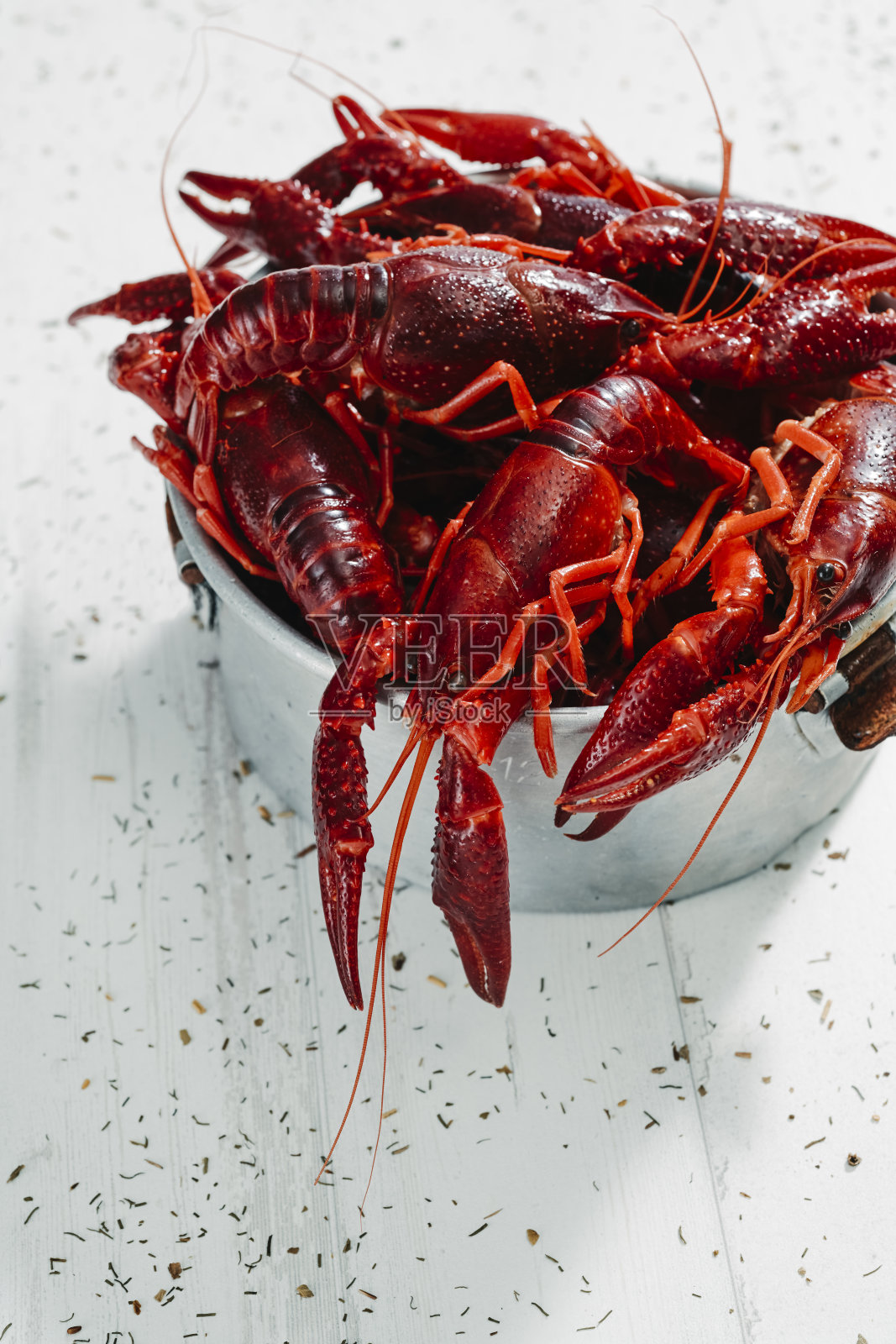 旧金属容器里有煮熟的小龙虾照片摄影图片