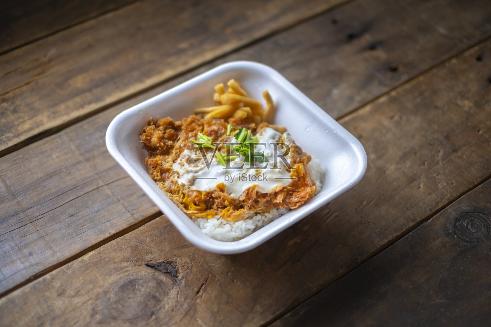 猪肉排配米饭。照片摄影图片