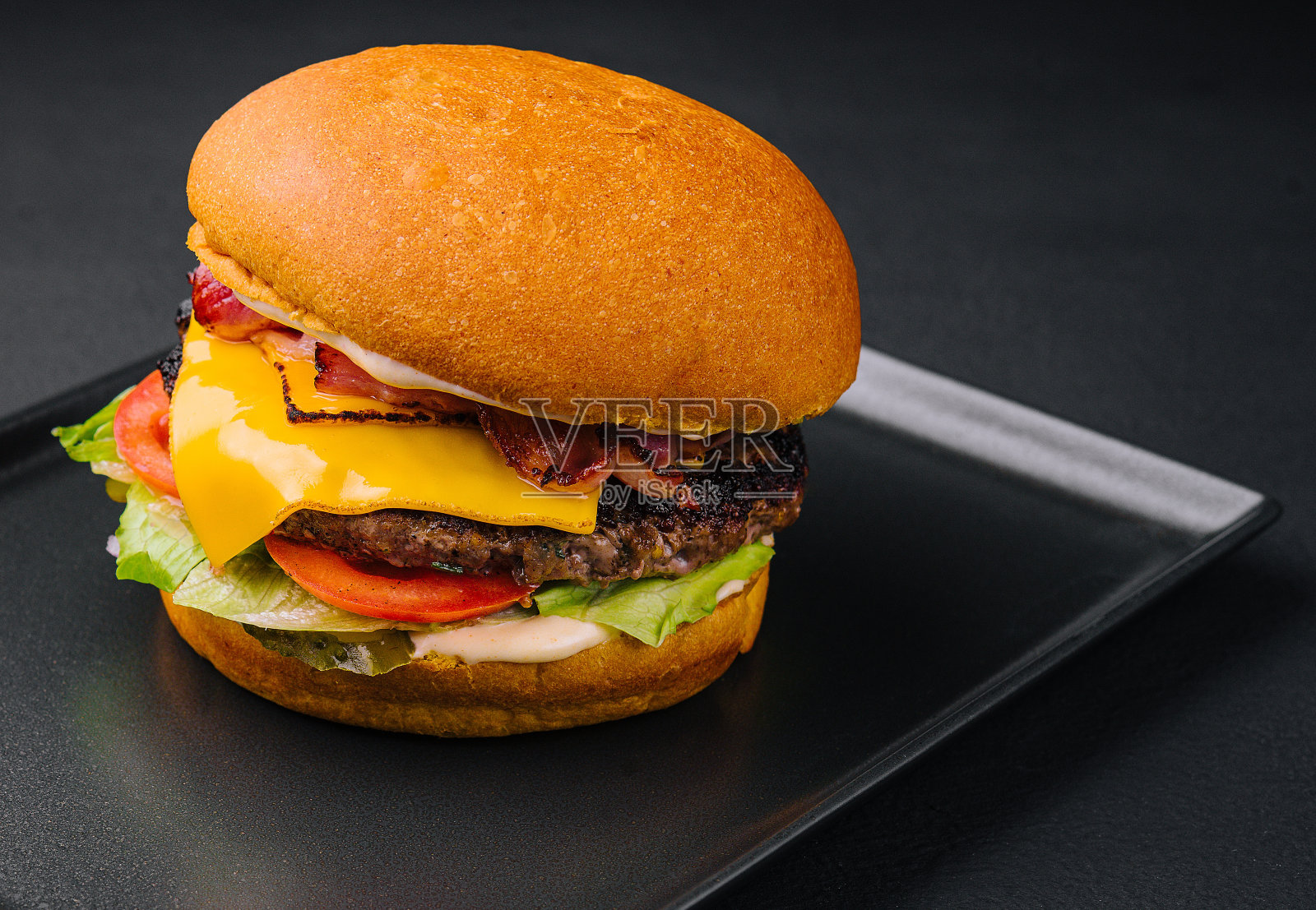 接近高美味的汉堡与奶酪在托盘上服务照片摄影图片