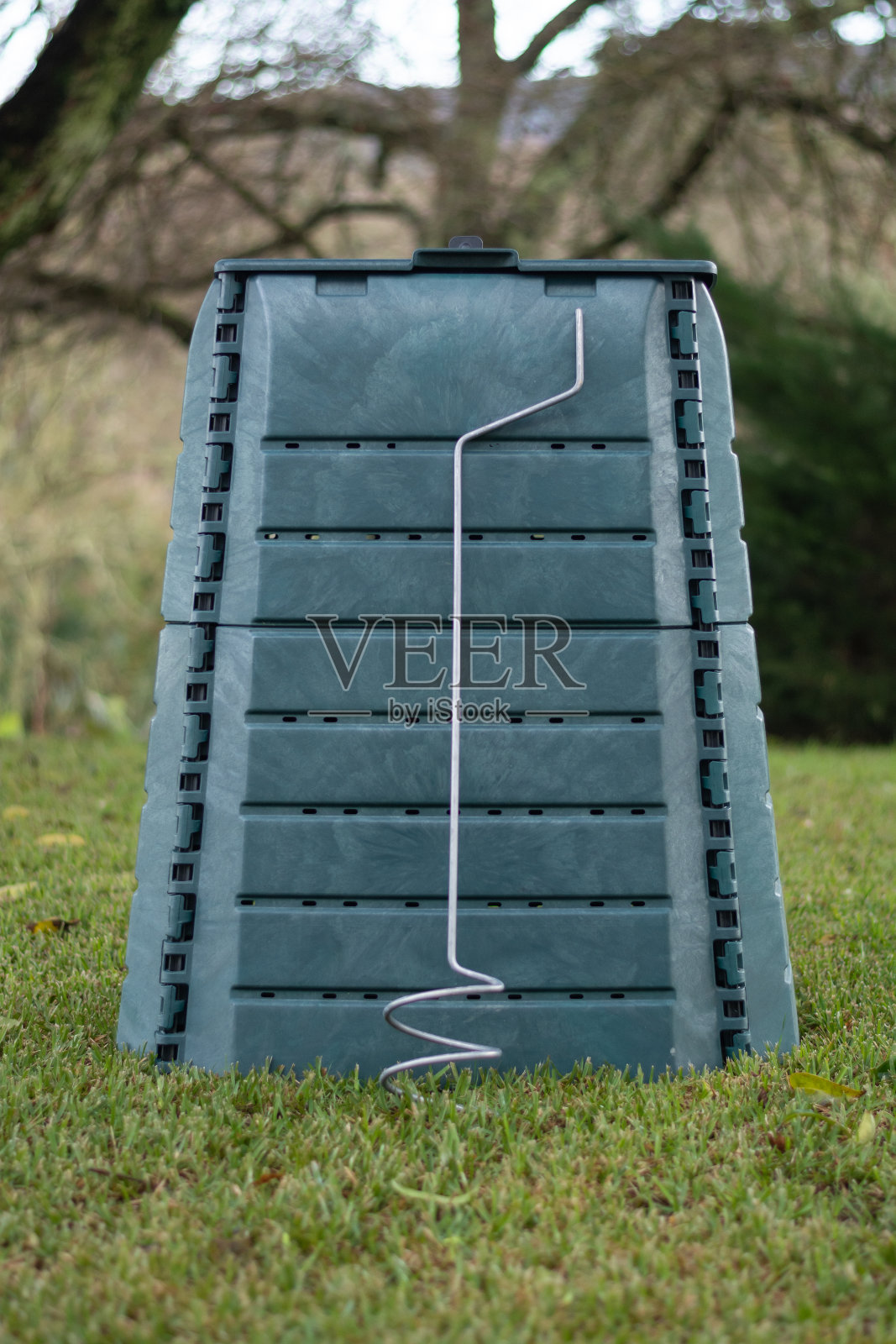 室外堆肥箱放置在家庭花园，以减少有机废物照片摄影图片