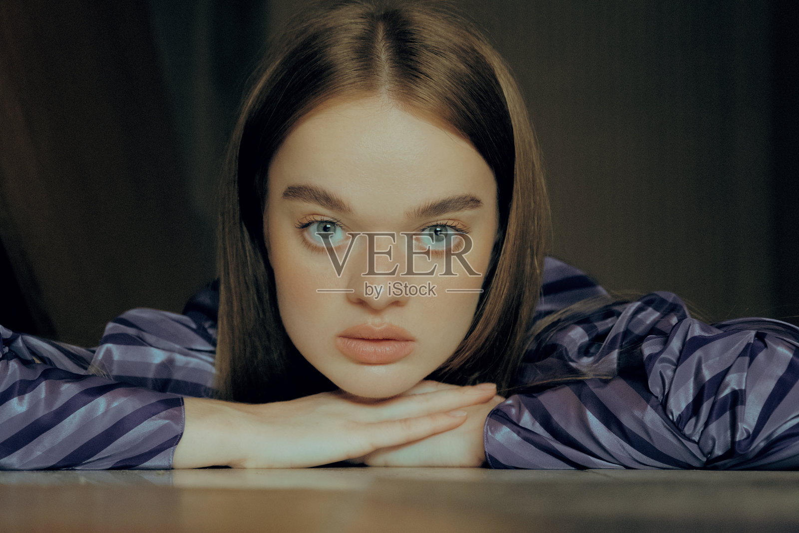 穿着复古服装的女人的时尚肖像照片摄影图片