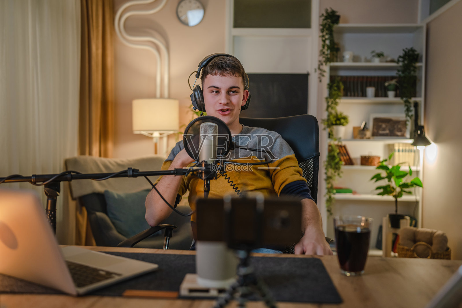 男子拍摄或流媒体视频播客或vlogg博主在工作室照片摄影图片