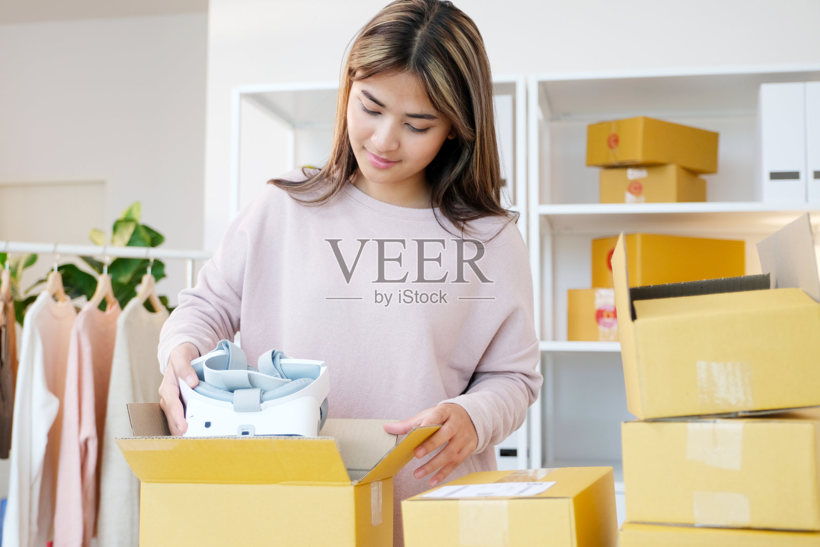 年轻的亚洲女性小企业主包装订单在家里的办公室照片摄影图片