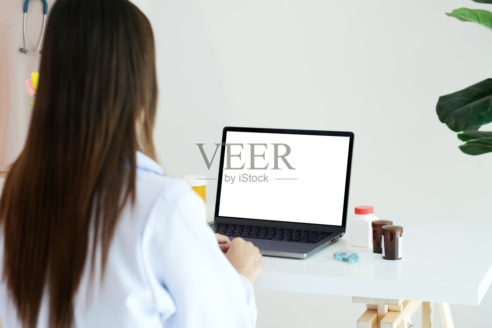 妇女使用笔记本电脑与空白屏幕为模拟模板背景，人的商业技术和生活方式的背景概念照片摄影图片