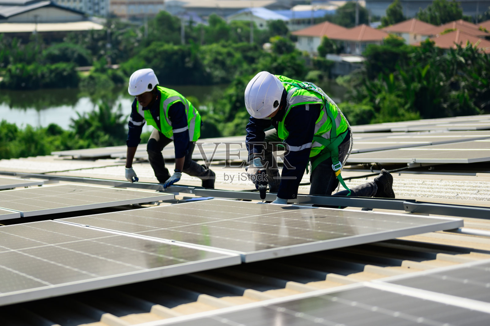 专业工程师技术人员配备安全帽检查系统照片摄影图片