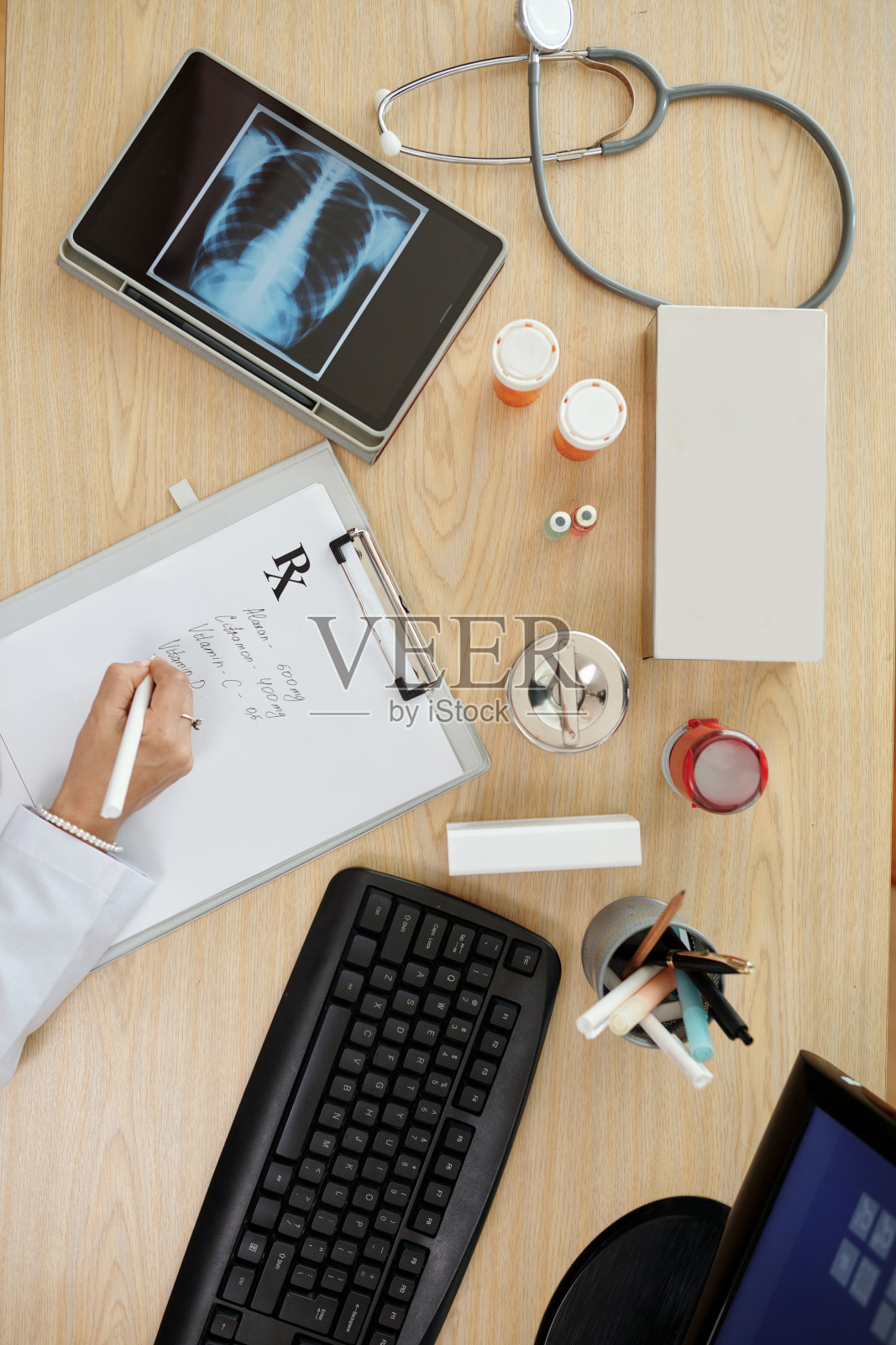 全科医生开出处方照片摄影图片