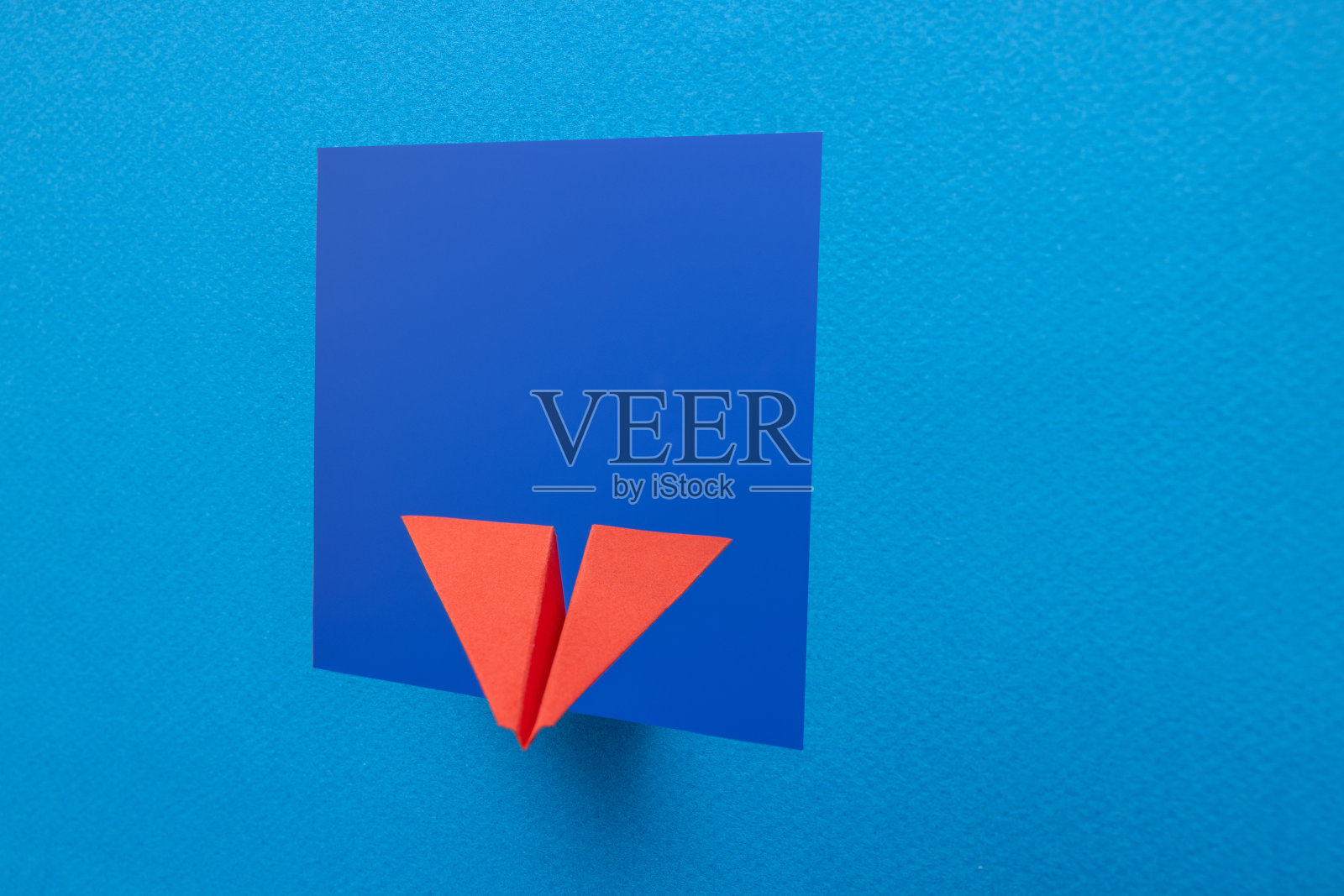 红色的彩色纸飞机出来了照片摄影图片