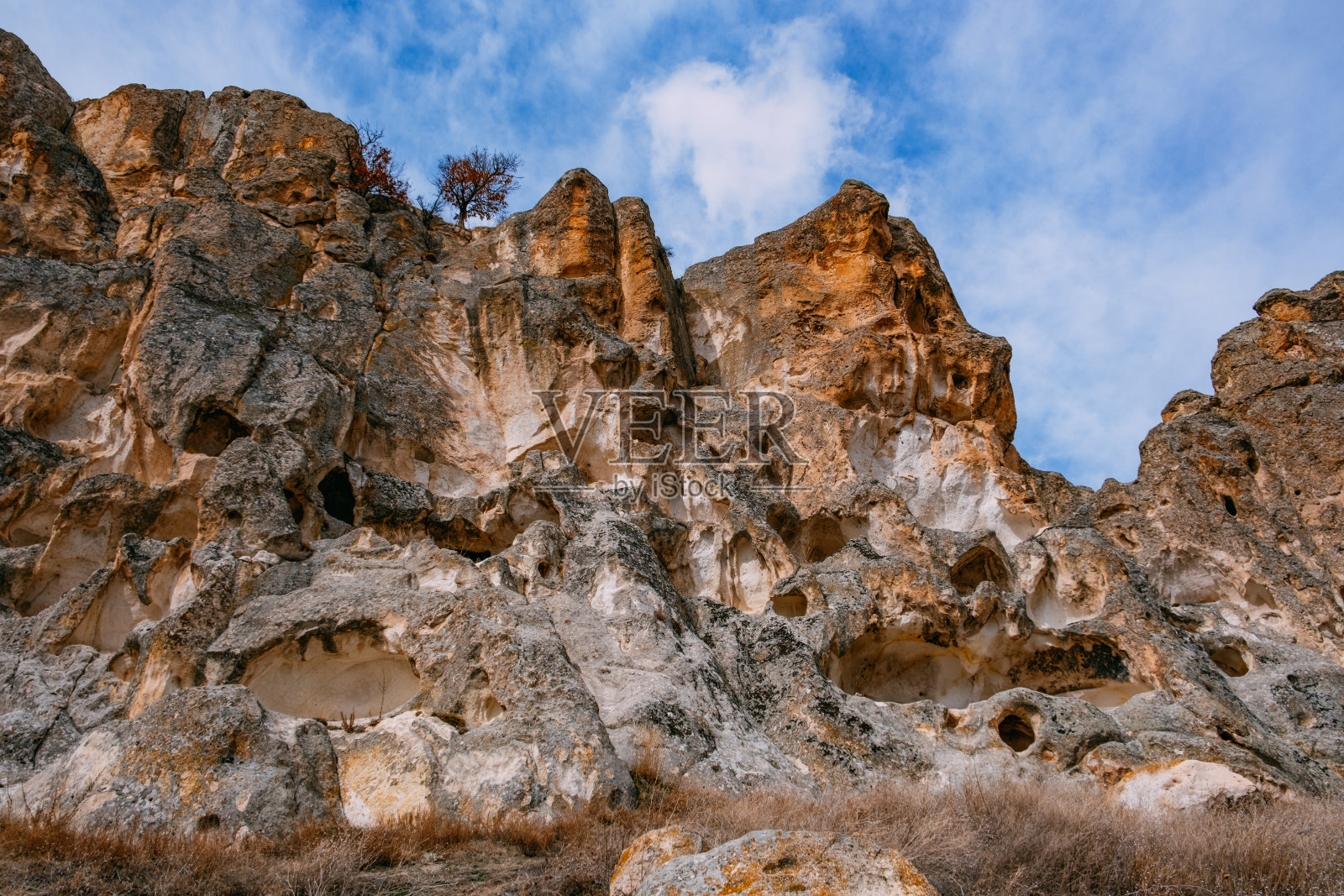岩石上雕刻的古老修道院照片摄影图片