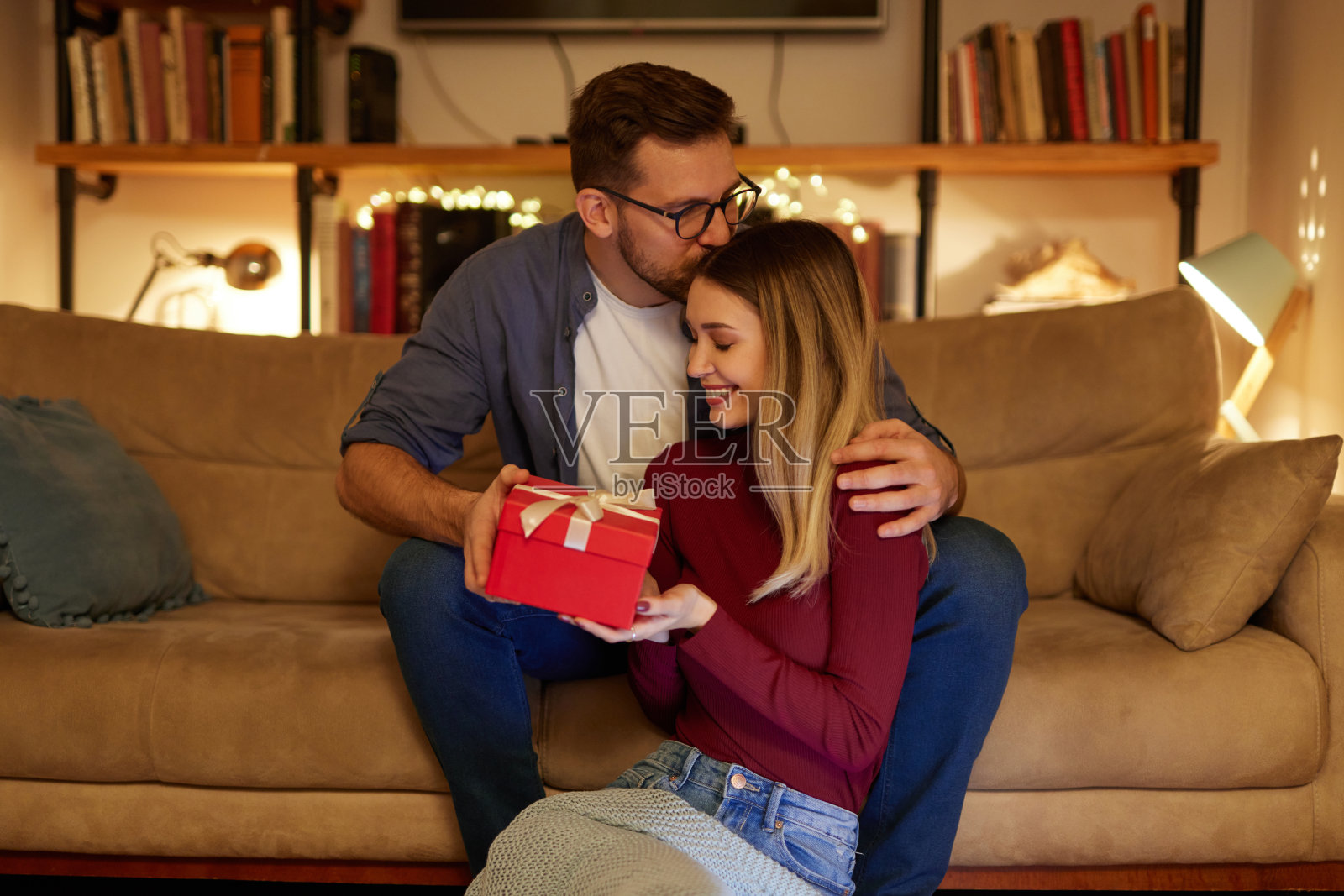 快乐的年轻女子从她的男朋友收到礼物照片摄影图片