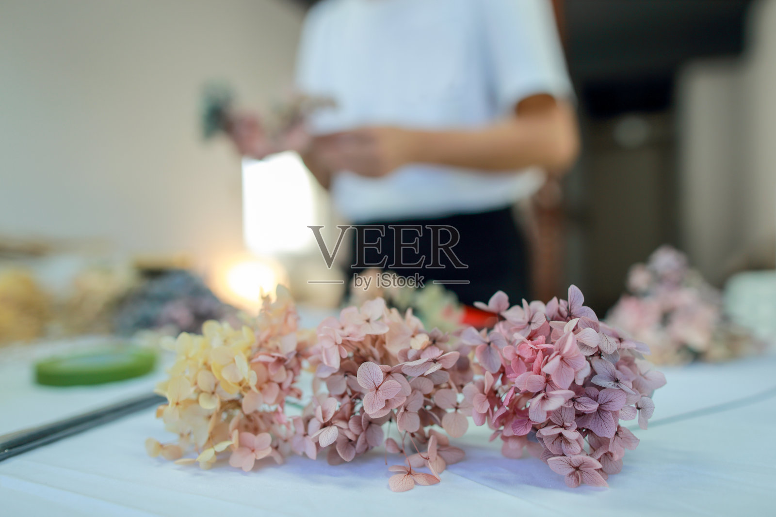 一位女花匠正在用绣球花制作花圈照片摄影图片