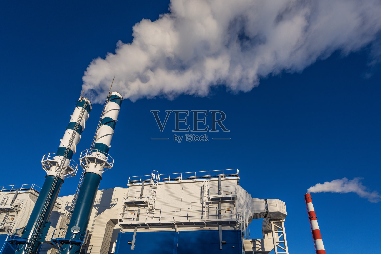 生物质发电厂的烟囱照片摄影图片