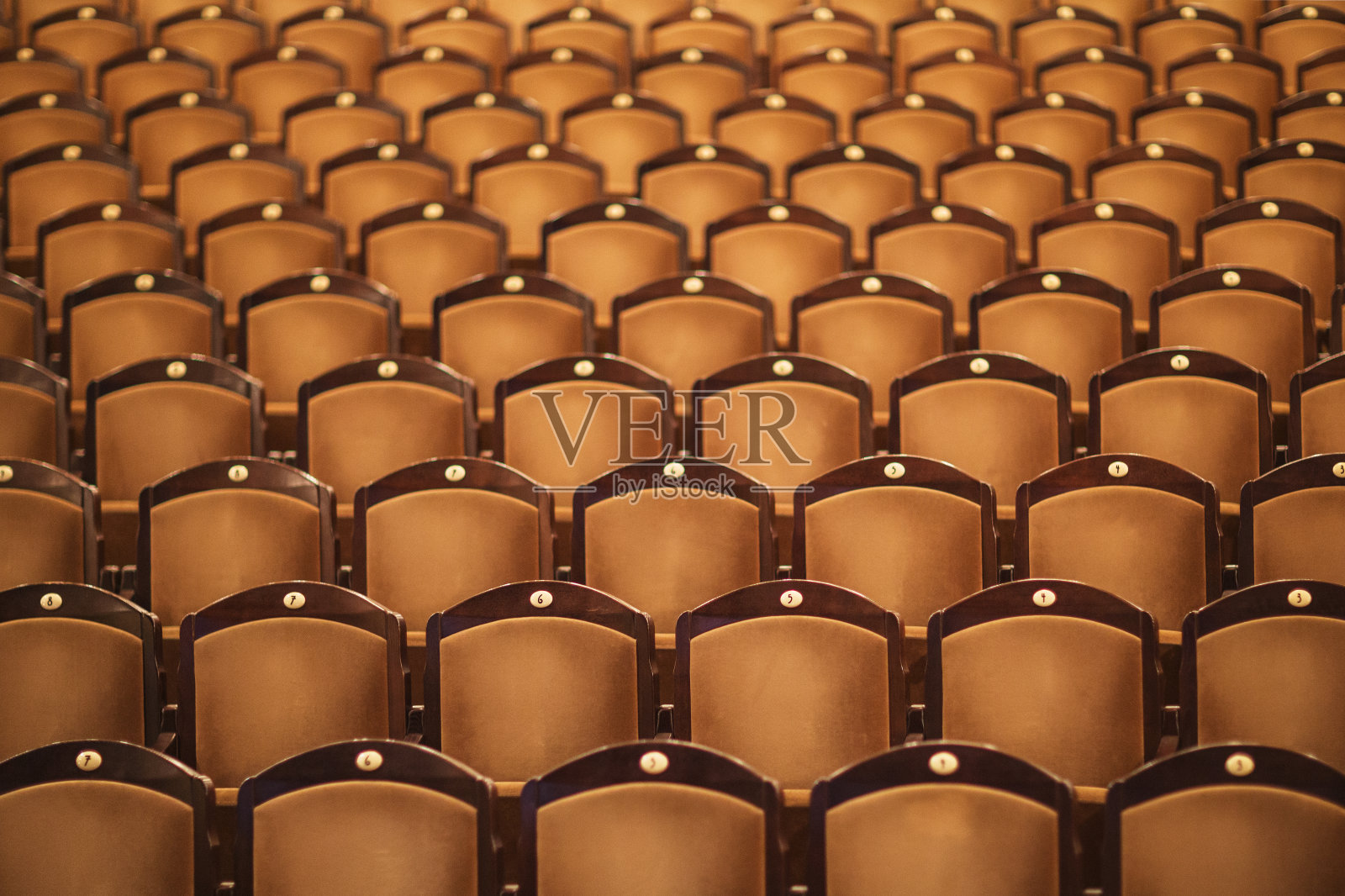 剧院里一排排的座位照片摄影图片