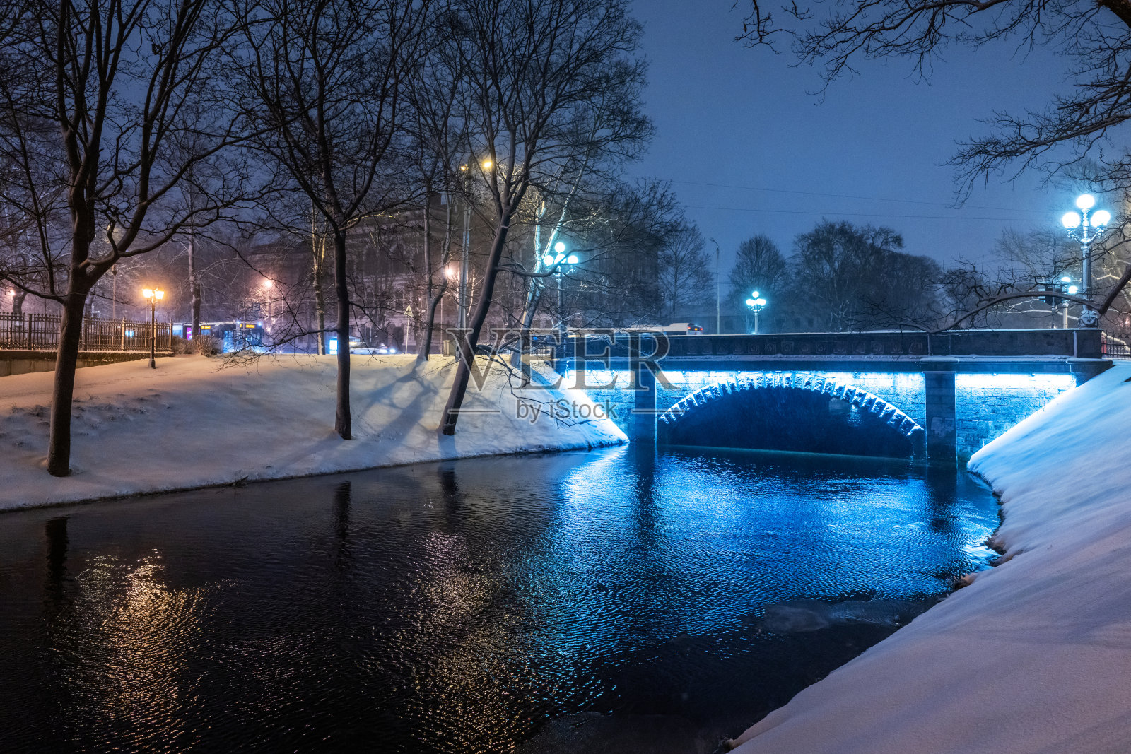 夜晚的城市运河，拉脱维亚里加照片摄影图片