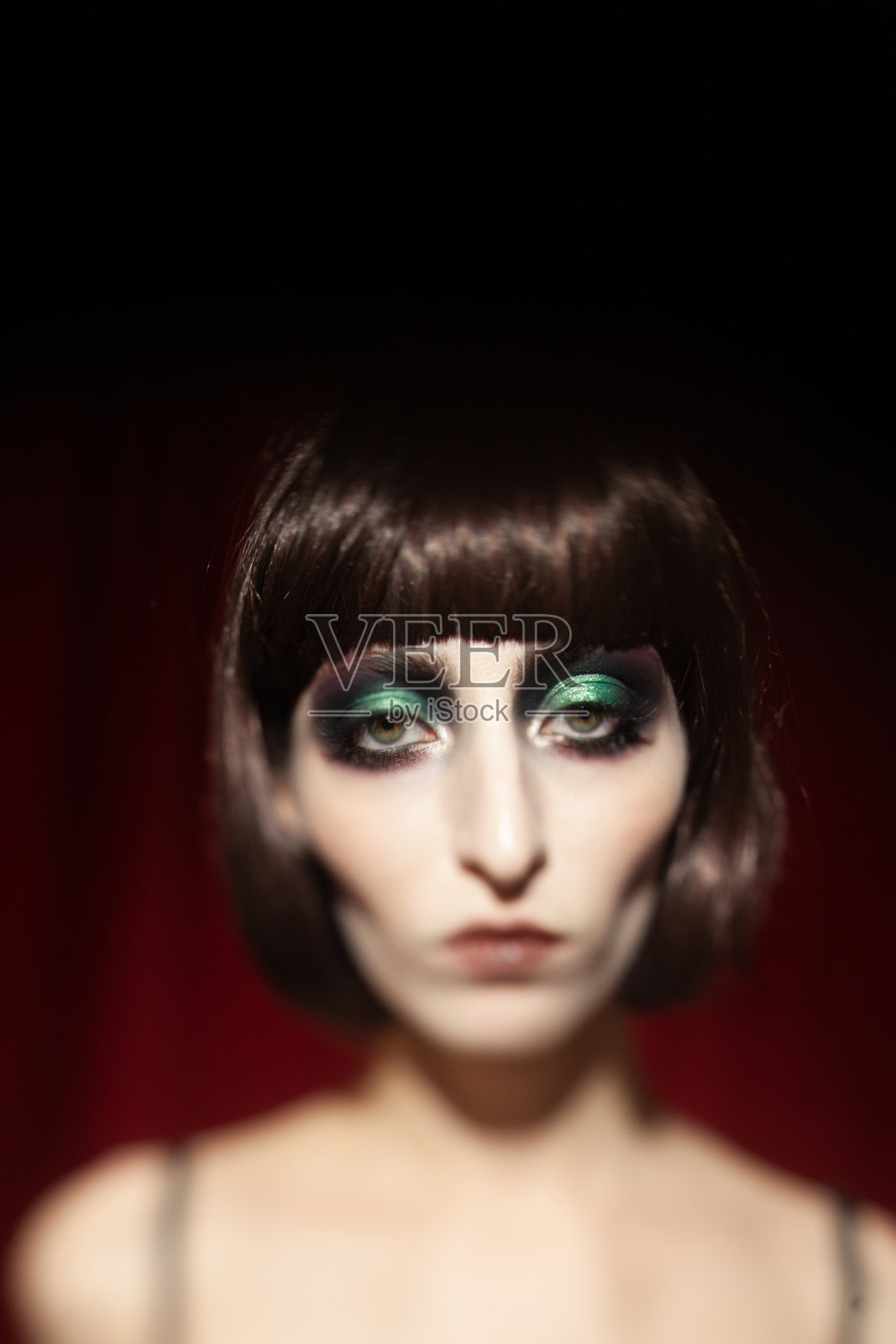 一个美丽的女孩的肖像与绿色复古化妆品照片摄影图片