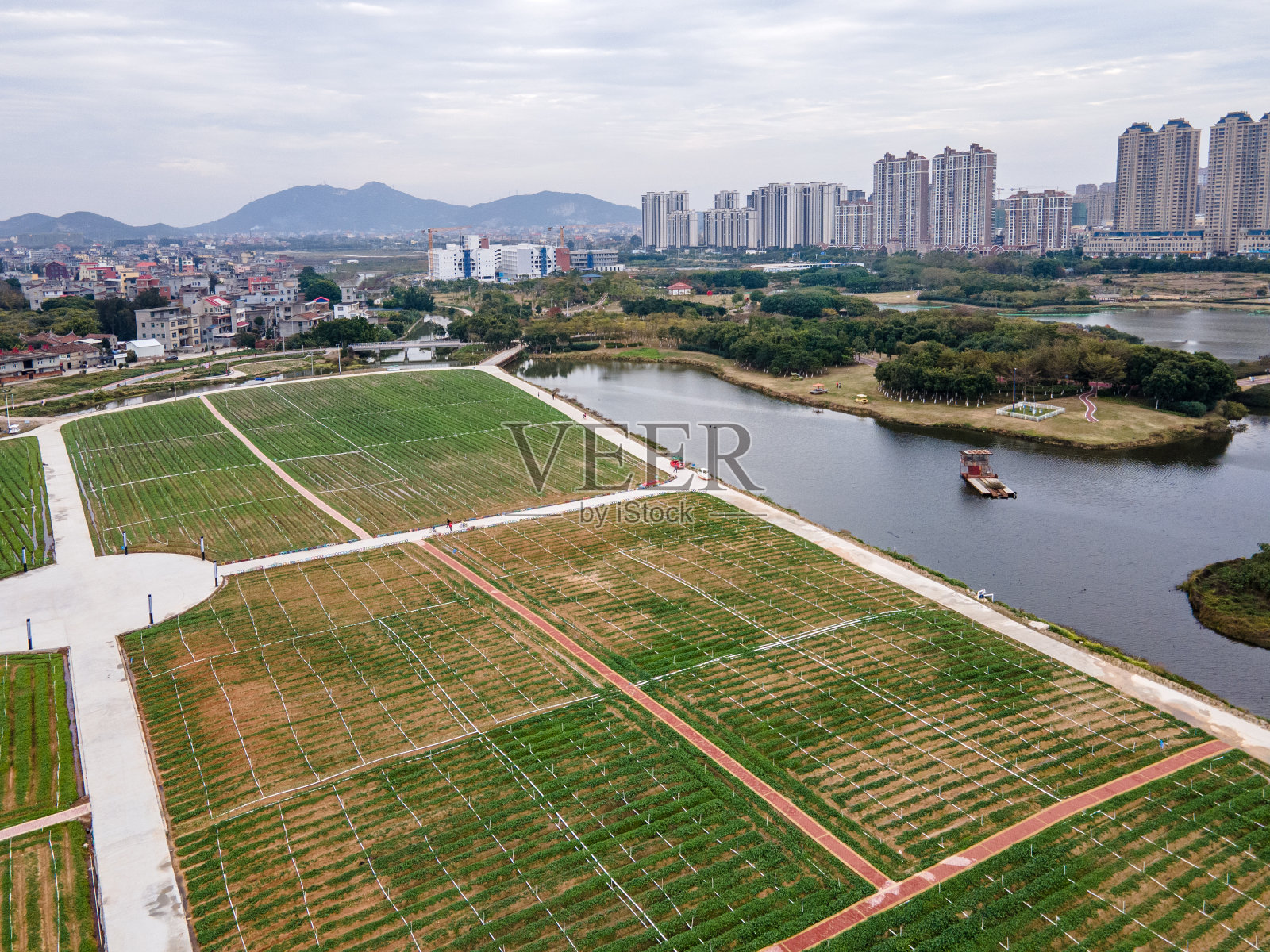 农田、河流和城市的鸟瞰图照片摄影图片