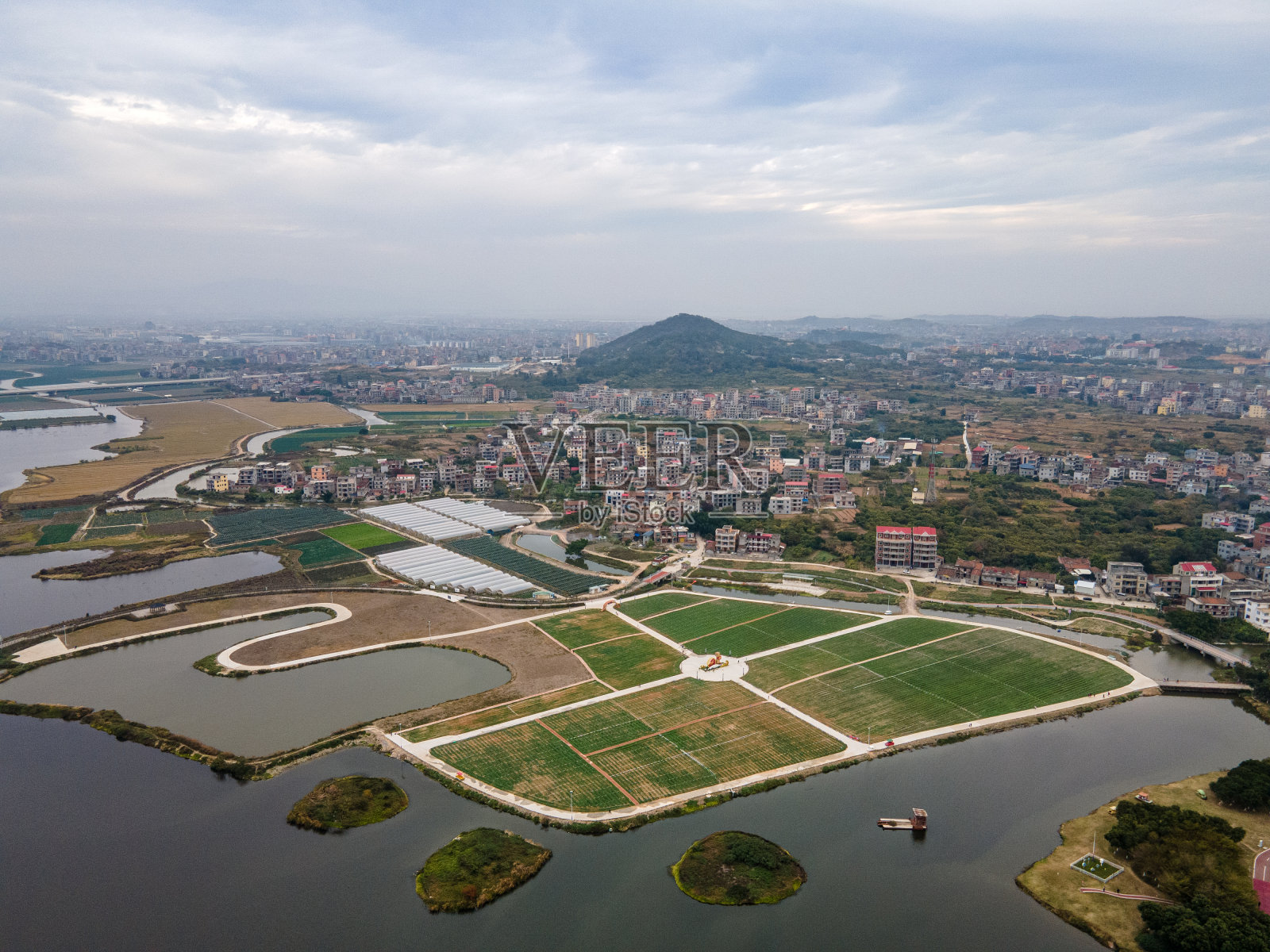 现代农业种植园、河流和城镇鸟瞰图照片摄影图片