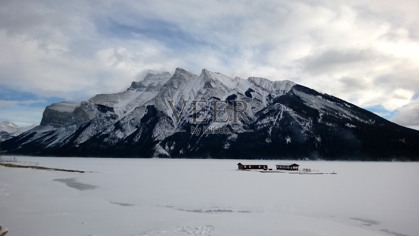 加拿大明尼万卡湖的英格利斯马尔迪山照片摄影图片