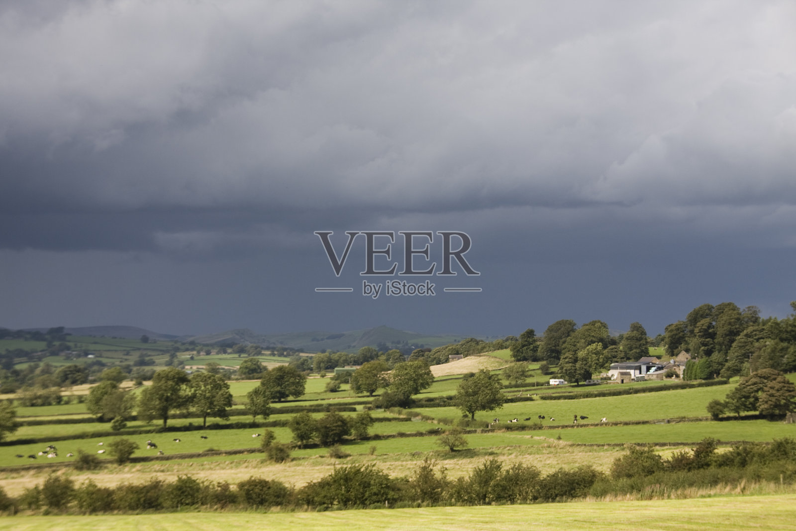 休姆端附近的山顶地区国家公园上空的暴风雨云和阳光照片摄影图片