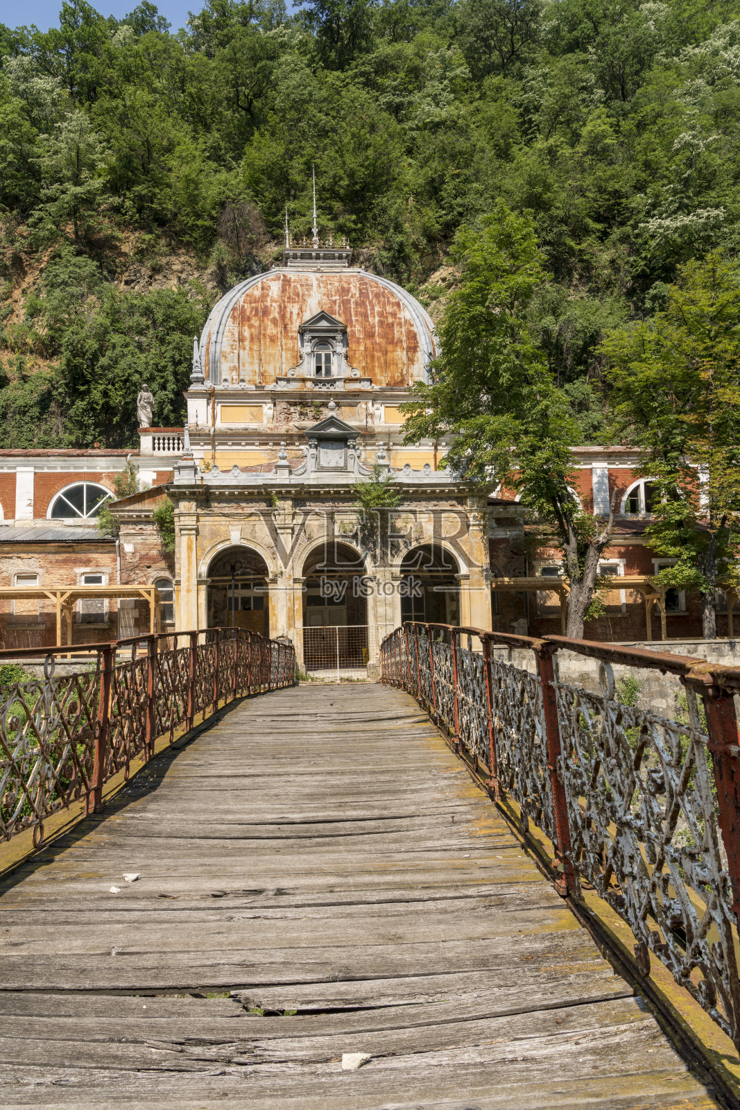 Baile Herculane镇的老建筑照片摄影图片