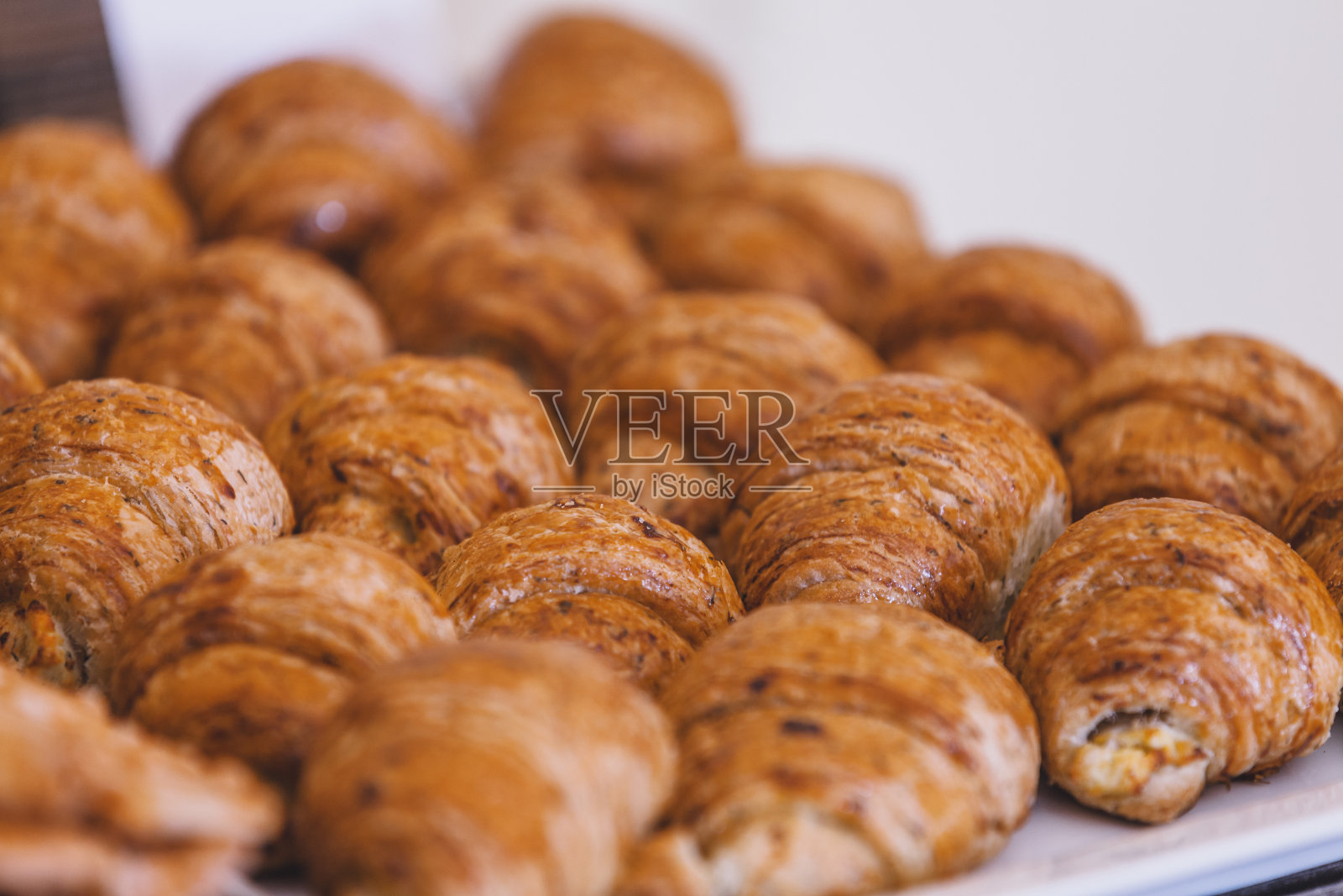 法国面包房-新鲜羊角面包出售照片摄影图片