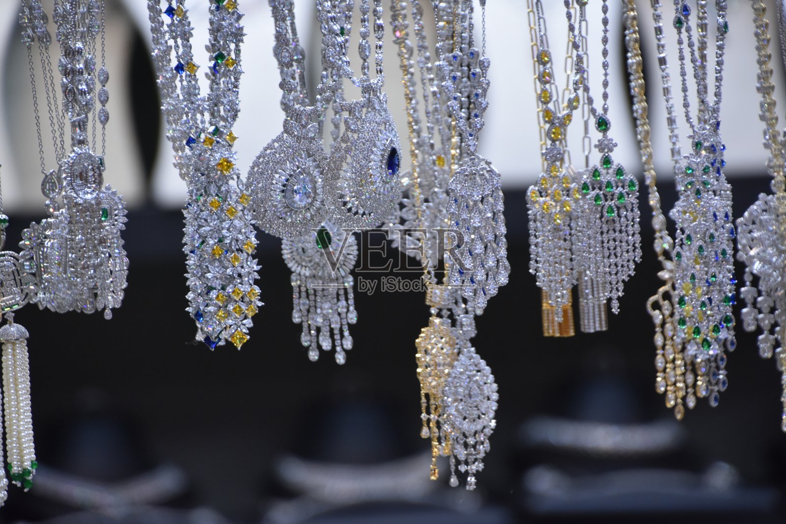 出售项链和手镯照片摄影图片