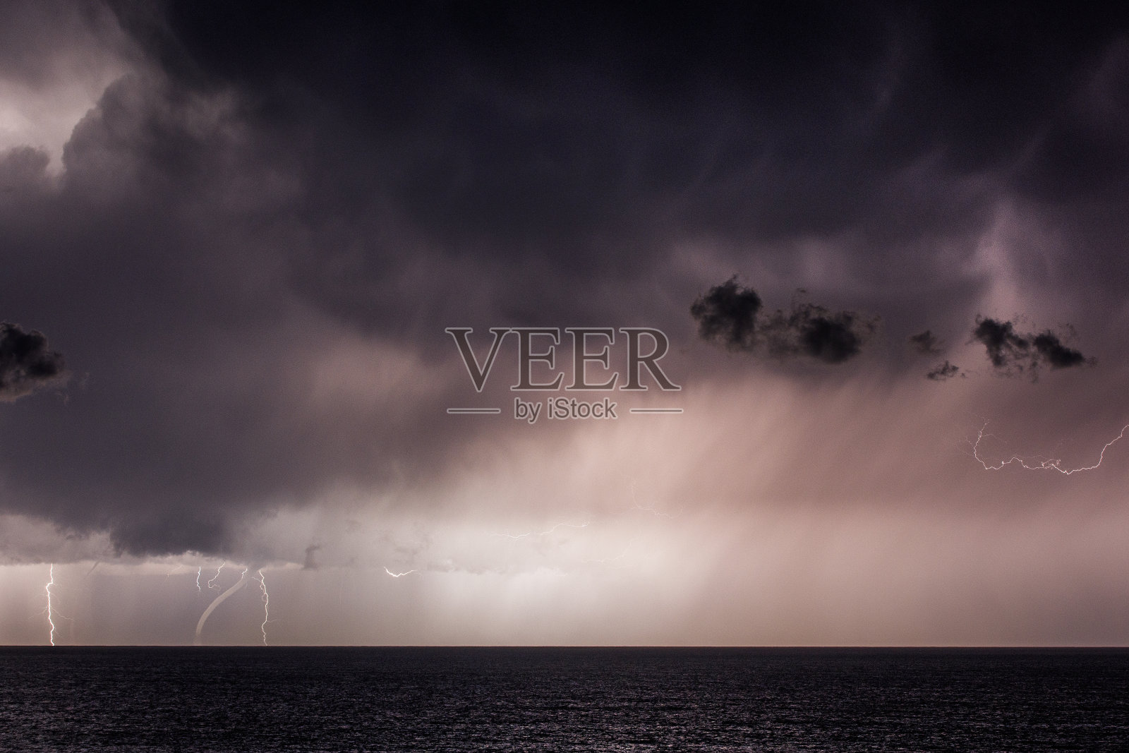 龙卷风水龙卷在海洋与大雨，闪电和黑暗戏剧性的天空，云照片摄影图片