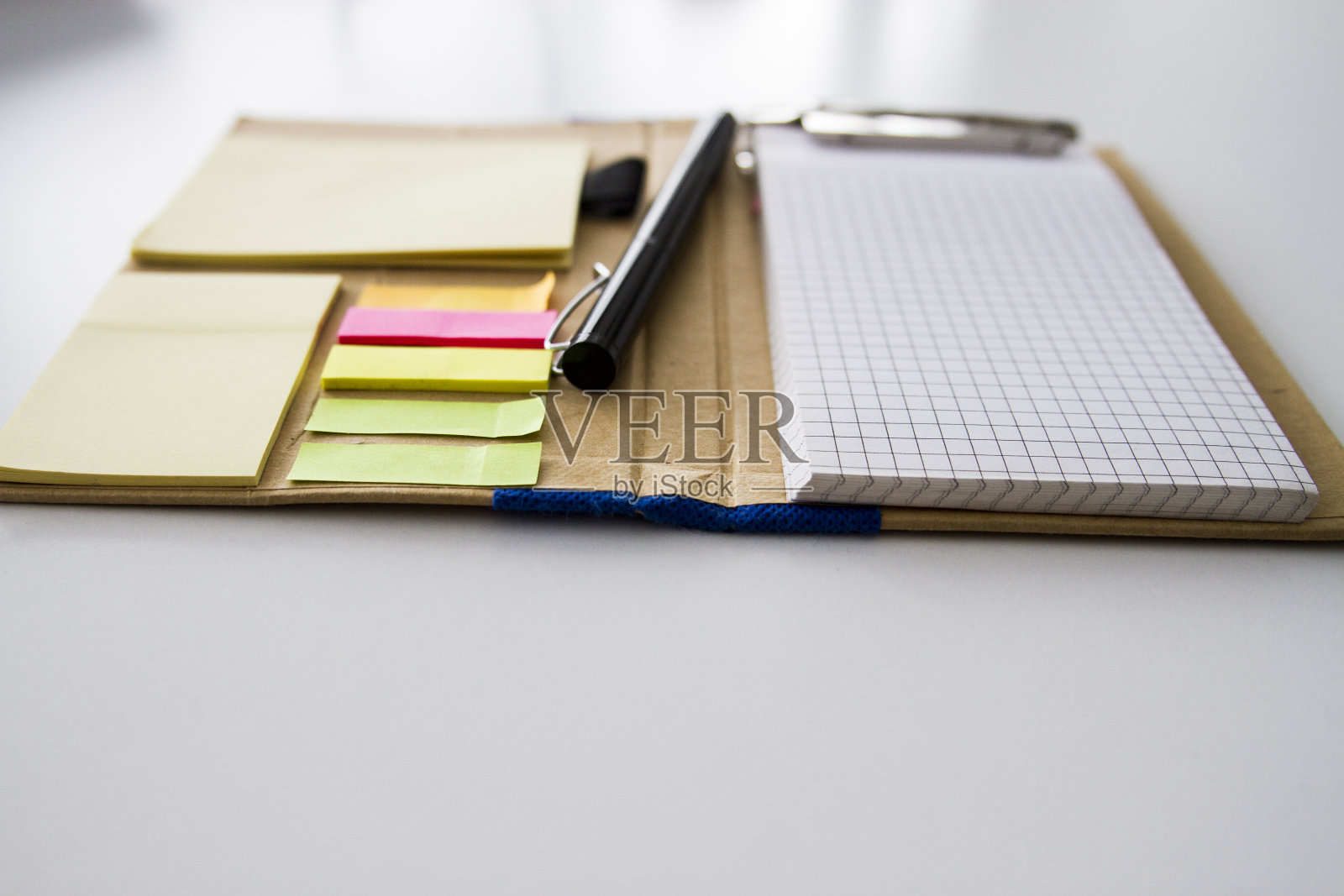 记事本和钢笔的底部视图照片摄影图片