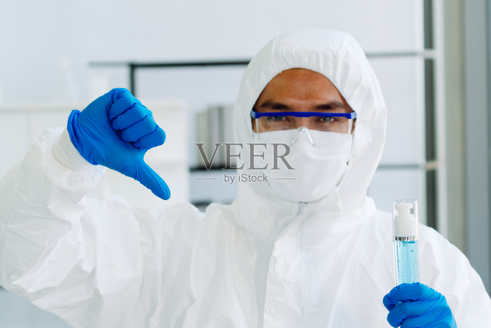 实验室技术员穿着个人防护装备PPE套装没有好的手势照片摄影图片
