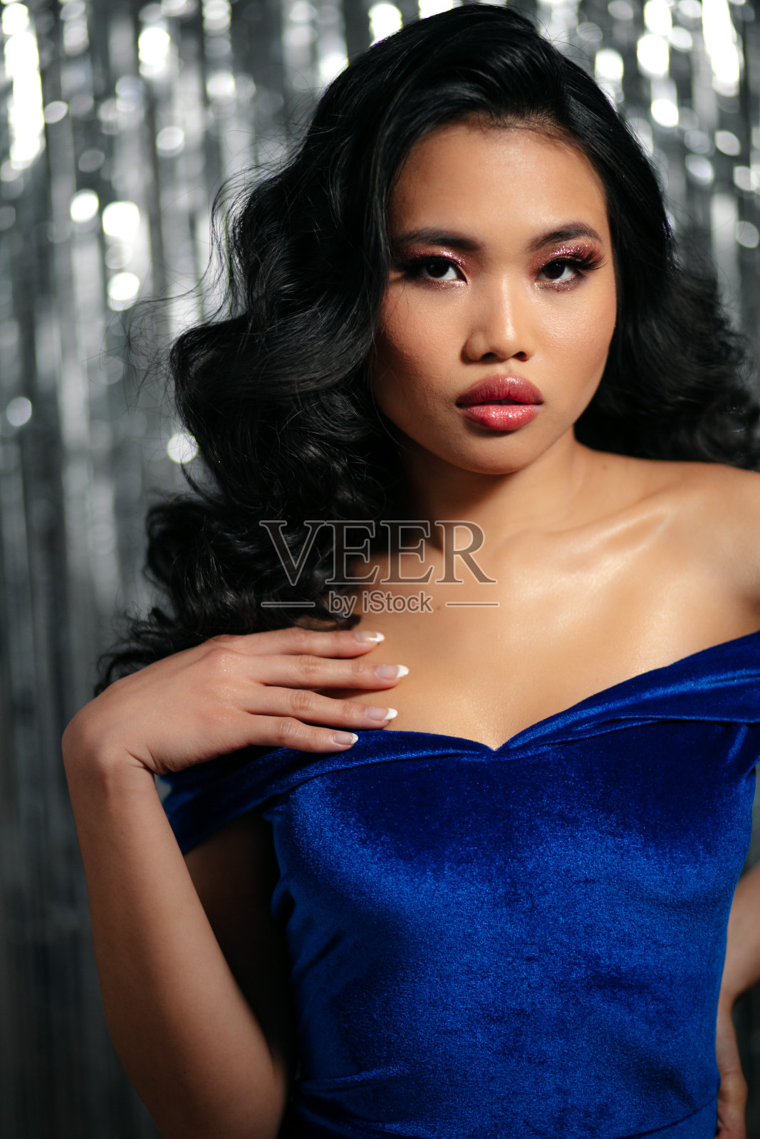 诱人的魅力亚洲女人性感的样子摆到相机。照片摄影图片