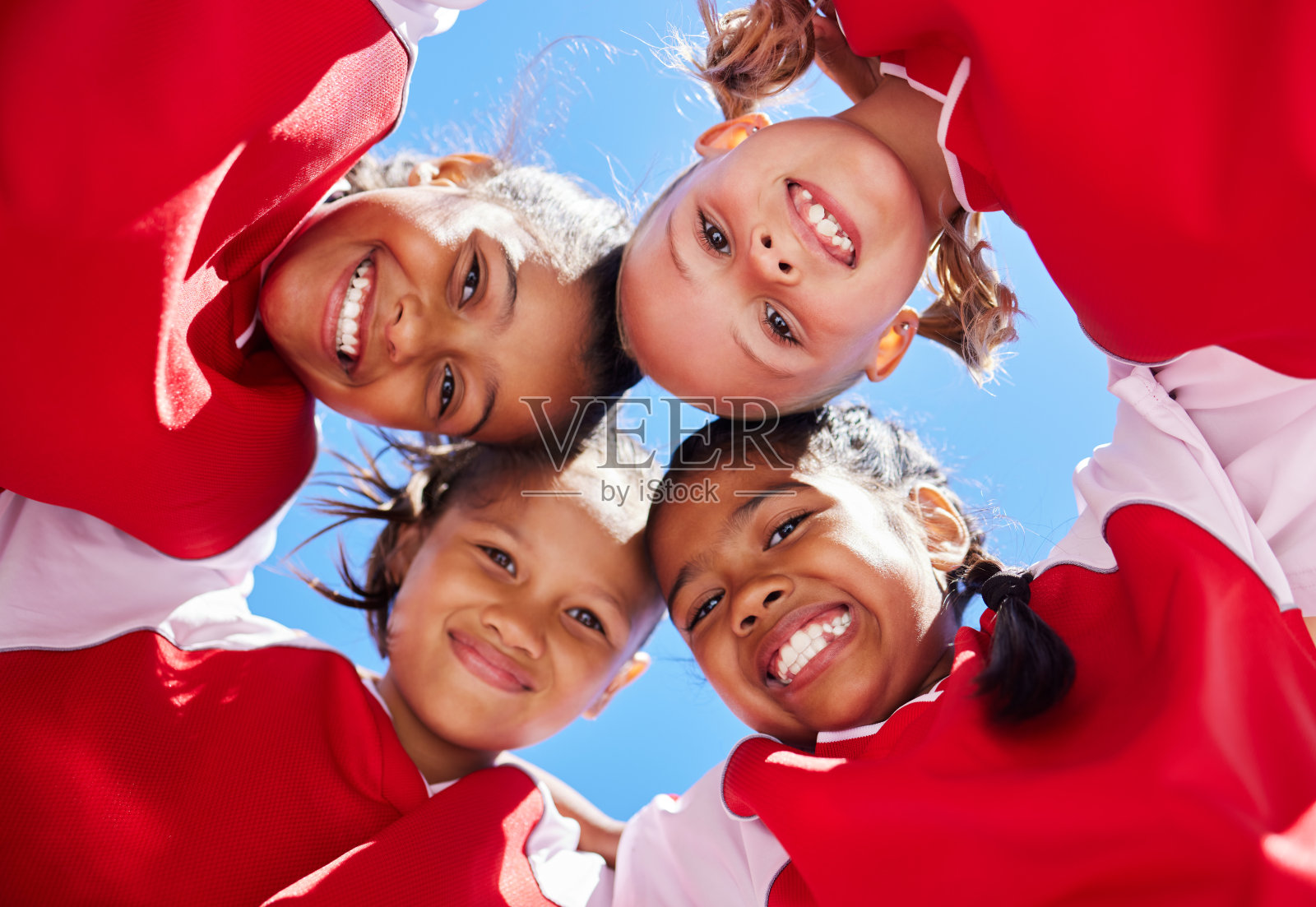 抱团，激励和女子足球队规划健身战略与团队合作在体育足球场上。低角度，巴西和快乐的朋友们在全球比赛中享受团队支持照片摄影图片