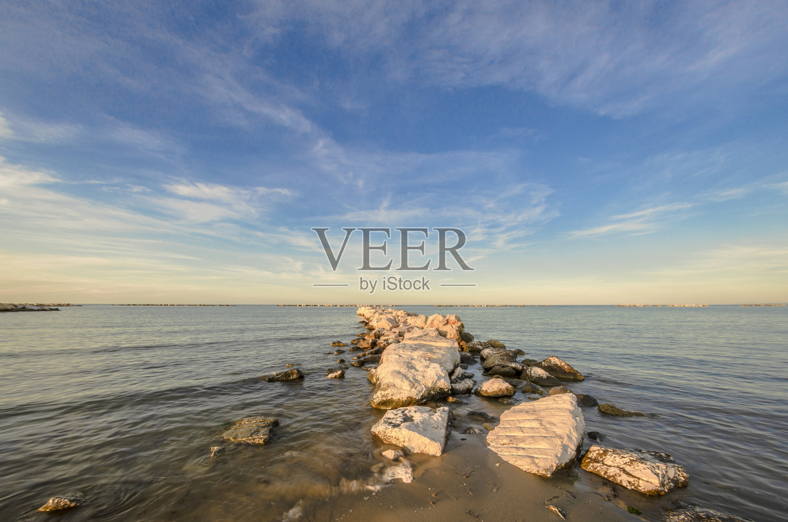 有岩石和平静的大海的海景照片摄影图片