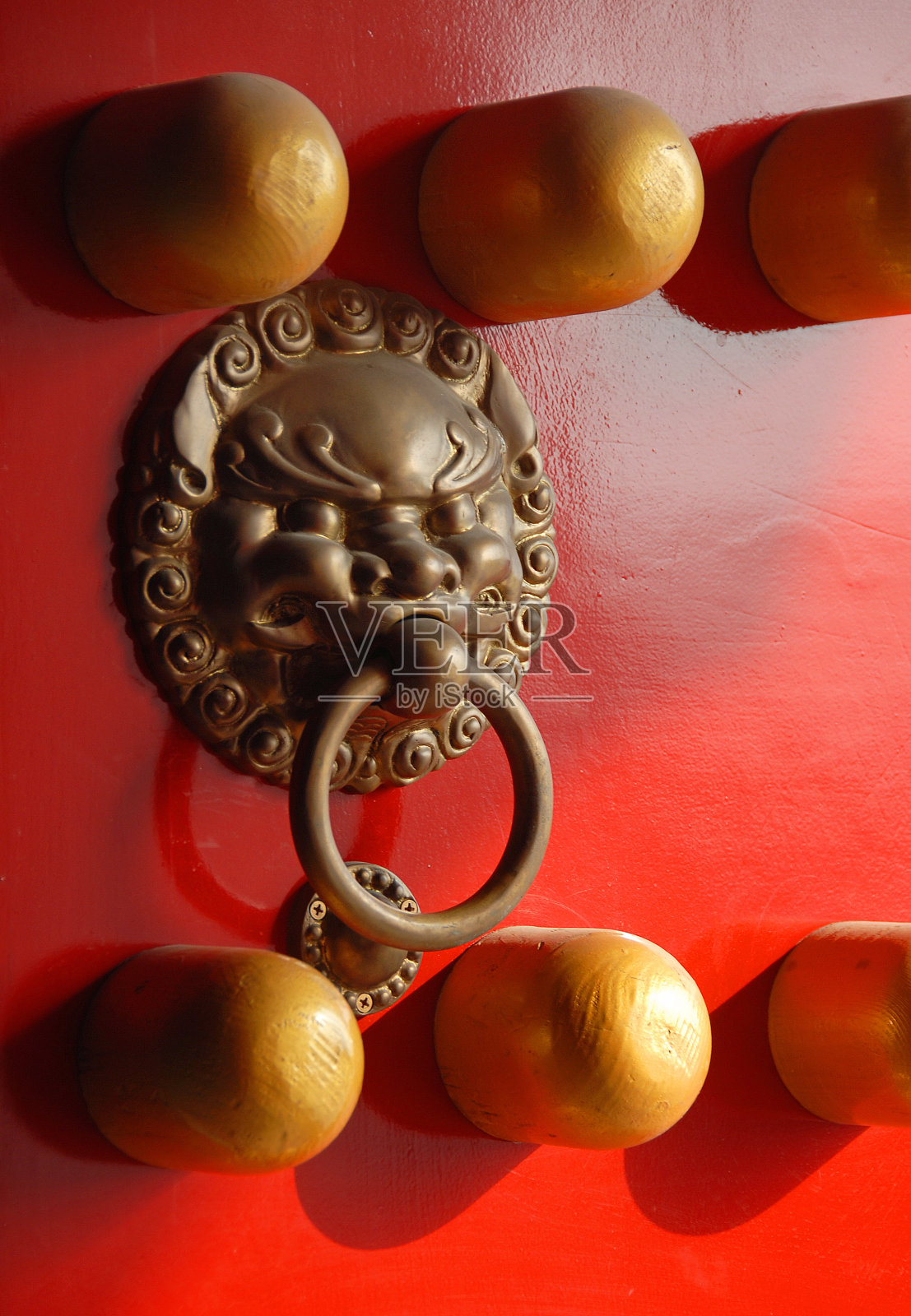 传统的红色中国门带有狮子把手照片摄影图片