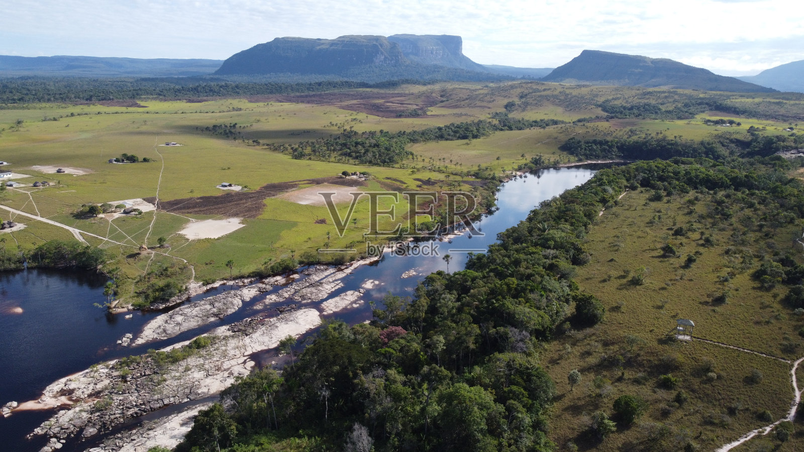Carrao河和Nonoy-Tepuy (Canaima)照片摄影图片