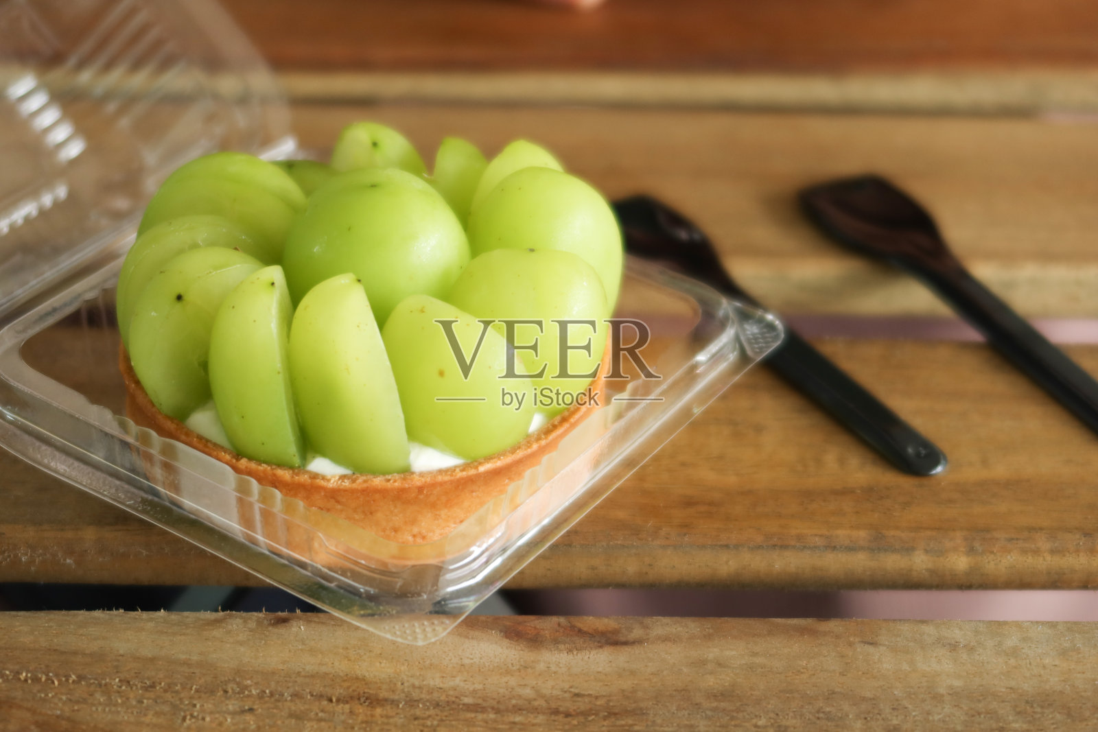 由香草奶油饼干屑制成的葡萄芝士蛋糕照片摄影图片