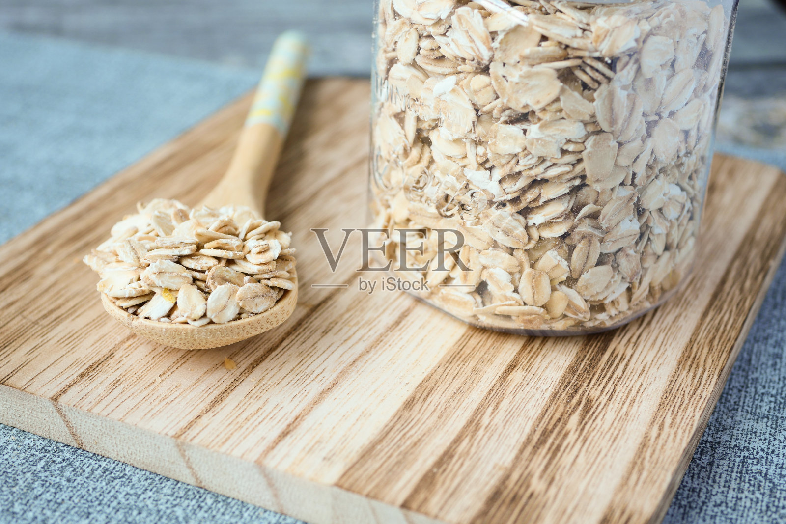 近距离的烤燕麦片勺子在桌子上照片摄影图片