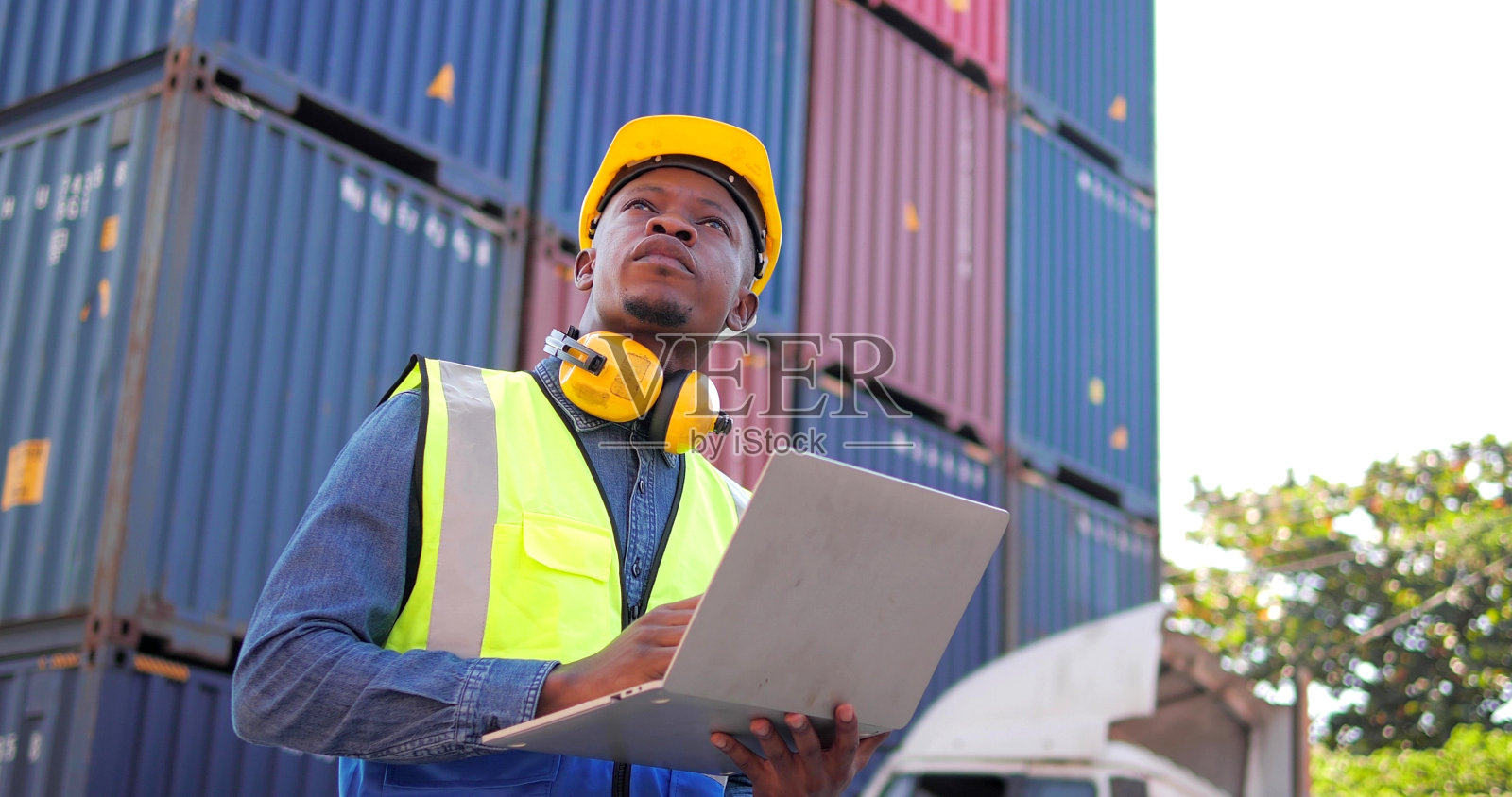 黑非洲人工程师使用笔记本电脑控制检查集装箱从货物货运进出口，支持物流运输概念照片摄影图片
