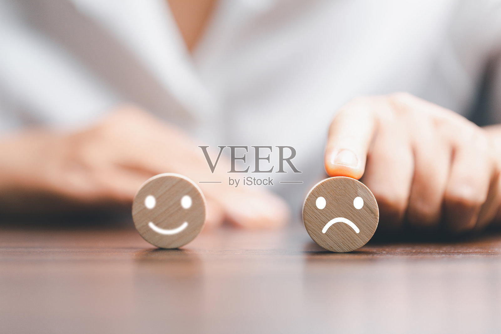 有复制空间的木立方体的评价反馈量表。服务评分，不满意满意概念，差评，差服务不喜欢差质量，低评分，负面社交媒体不好。照片摄影图片