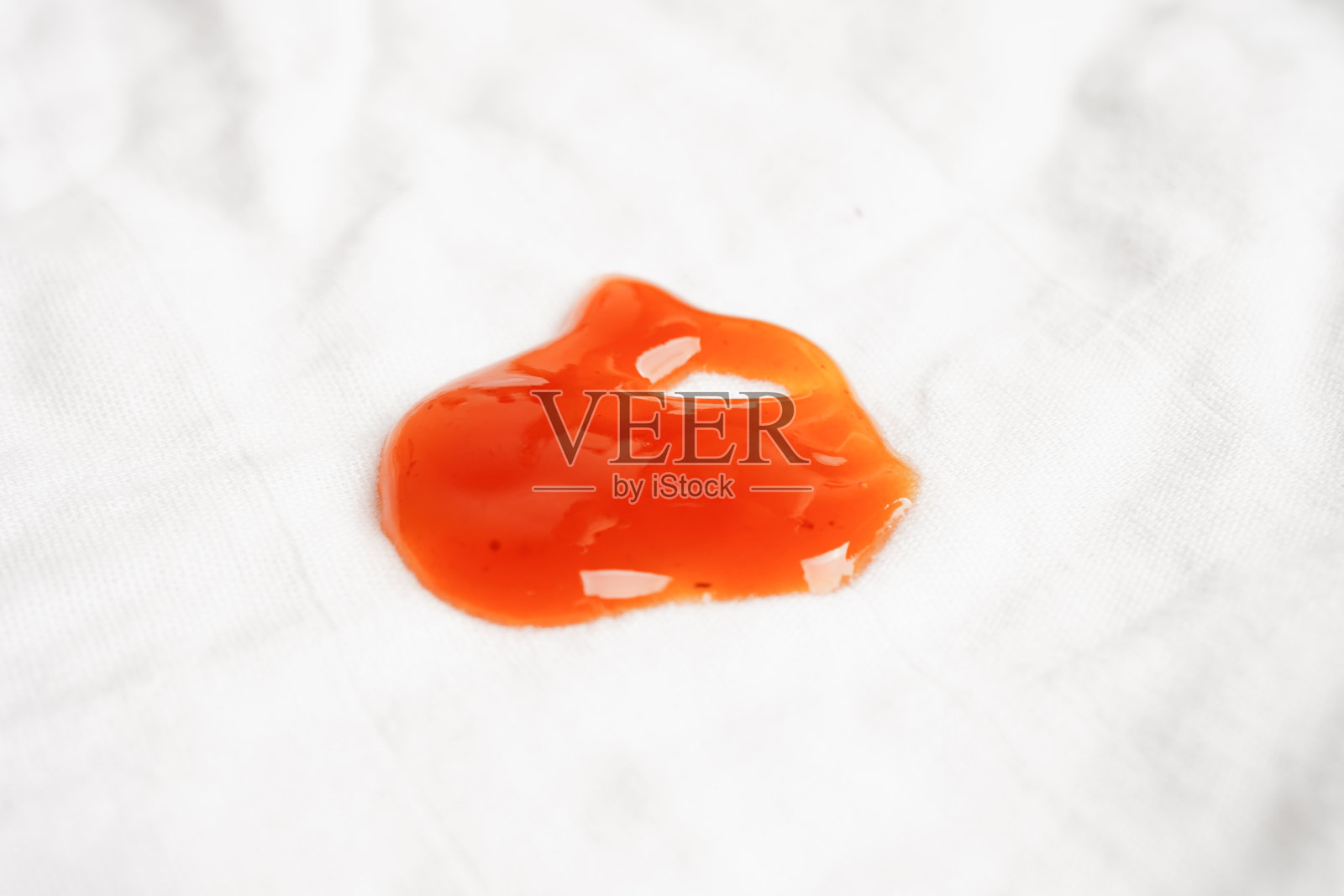 脏的麻辣酱污渍在布料上要用洗衣粉清洗，清洁家务概念。照片摄影图片