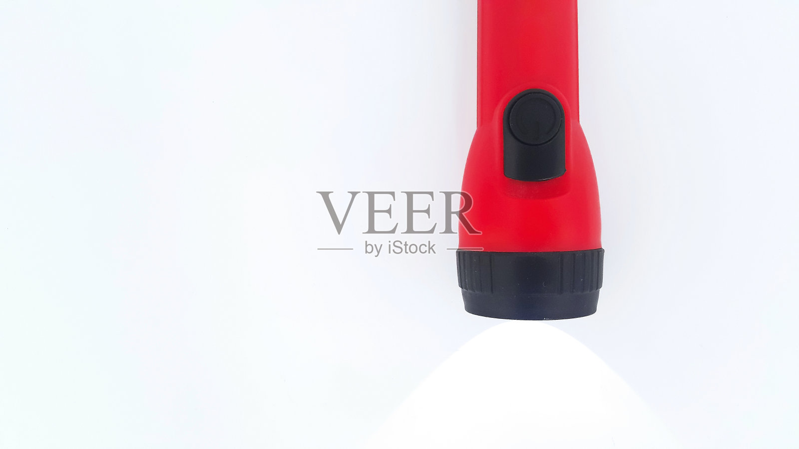 红色手电筒，亮着灯。孤立在白色背景上。照片摄影图片