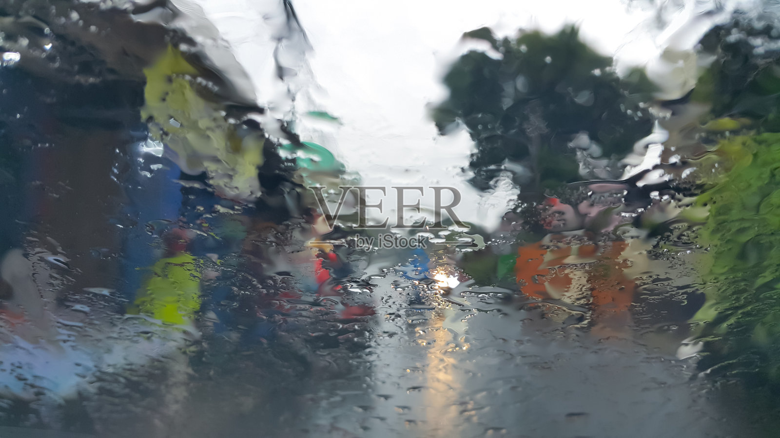 用雅加达道路交通的背景把窗户打湿。照片摄影图片
