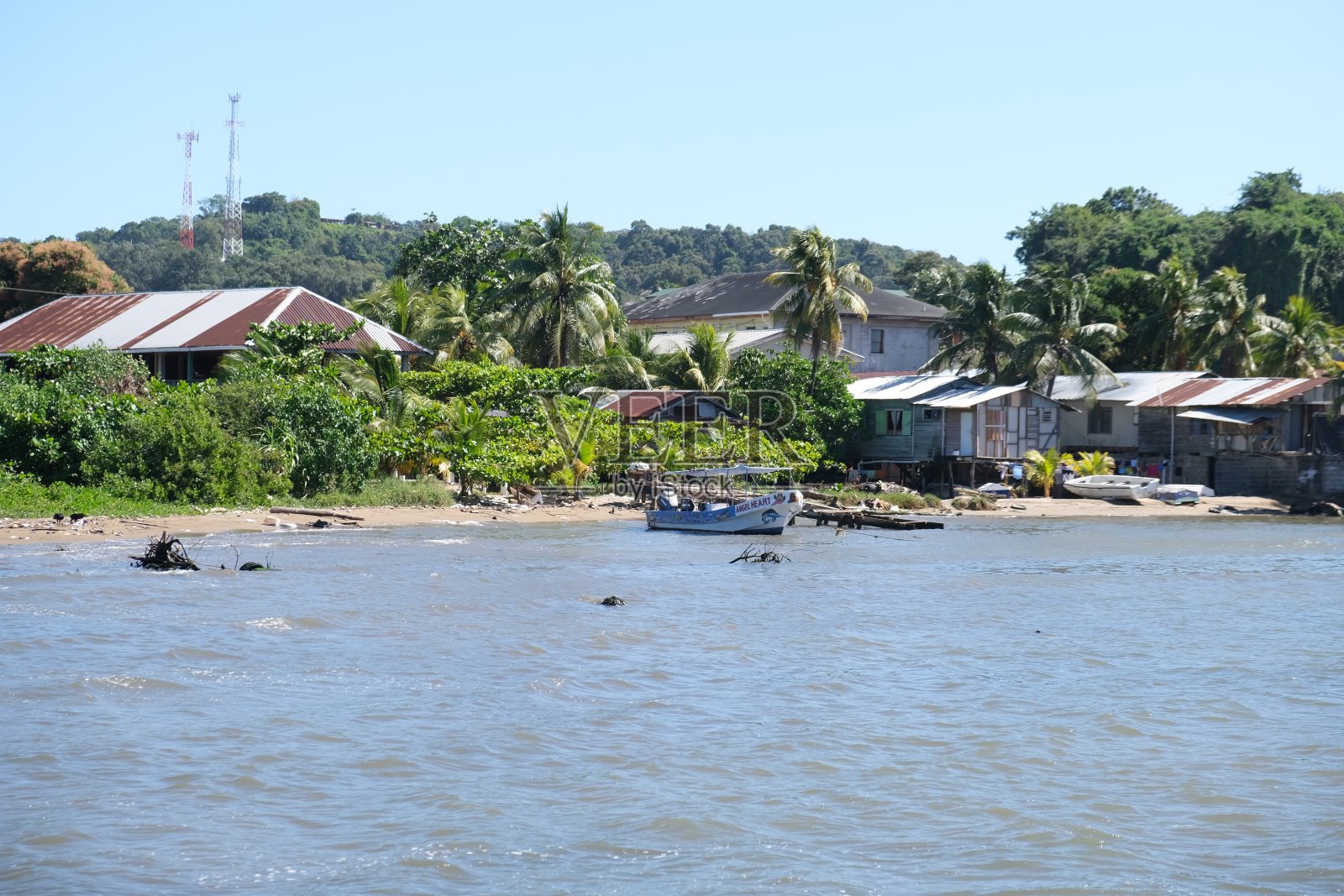 洪都拉斯罗阿坦岛周围的各种景色，主要是从海岸向罗阿坦岛望去。照片摄影图片