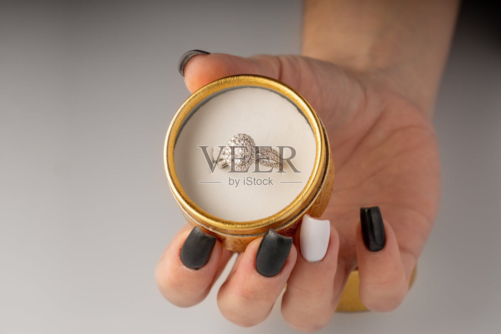 钻石戒指放在手上的盒子上照片摄影图片