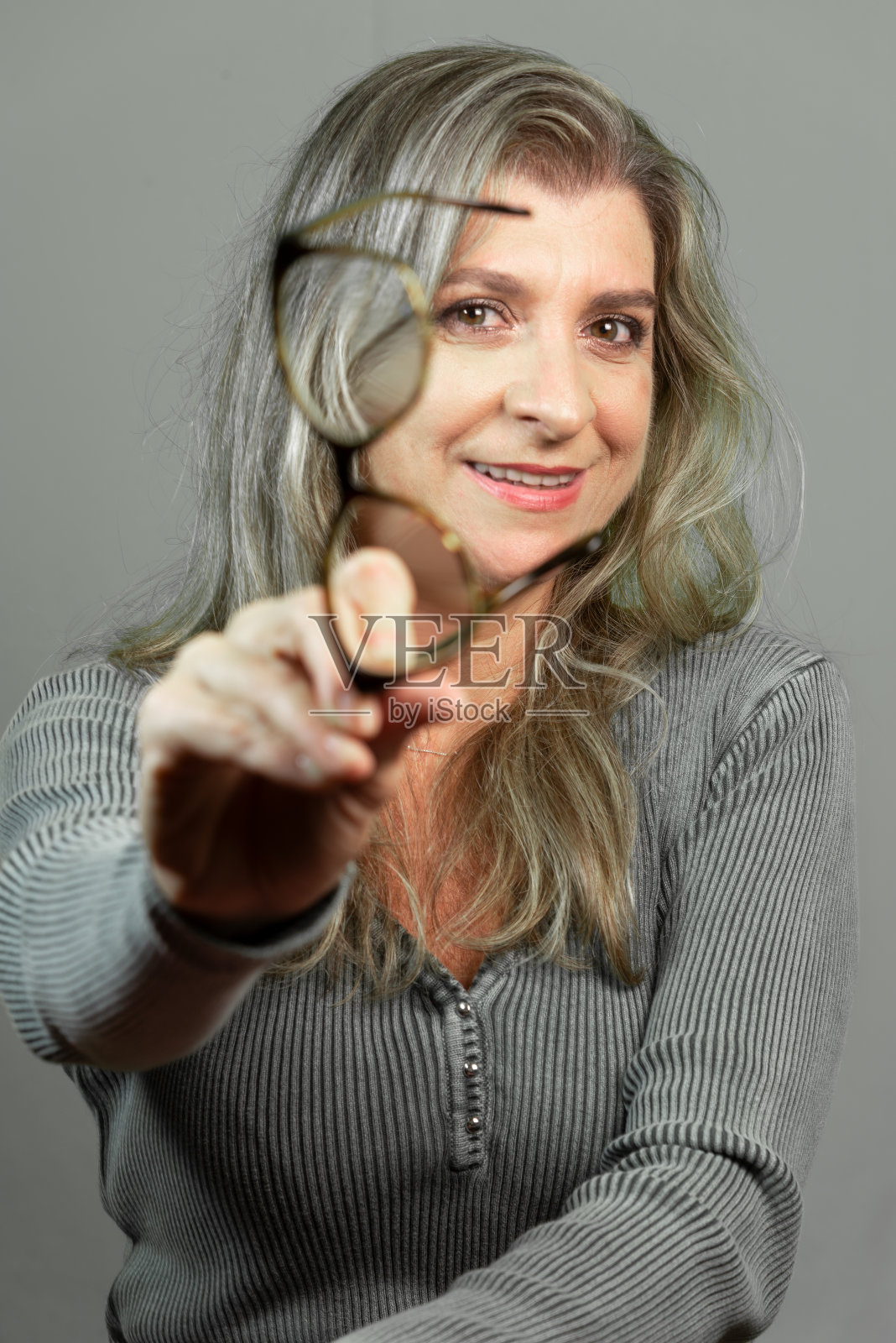 华丽的女人展示处方眼镜。照片摄影图片