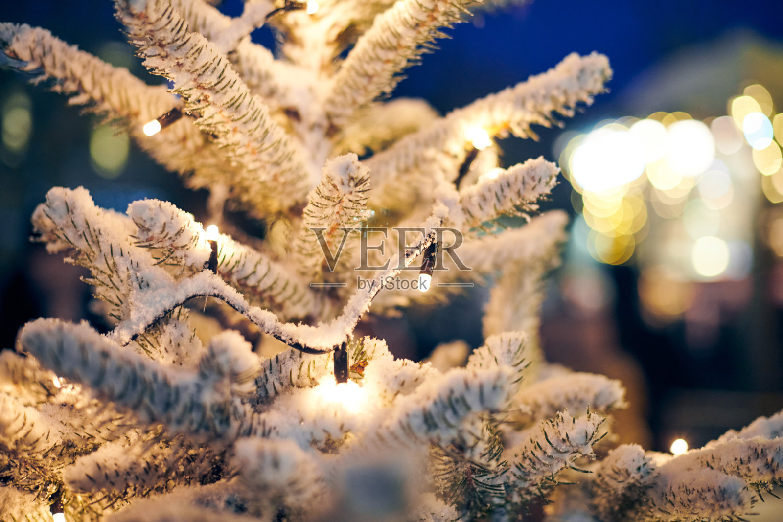 圣诞树上挂着黄色的花环灯和散景复制空间，点缀着闪闪发光的散景，圣诞节到了照片摄影图片