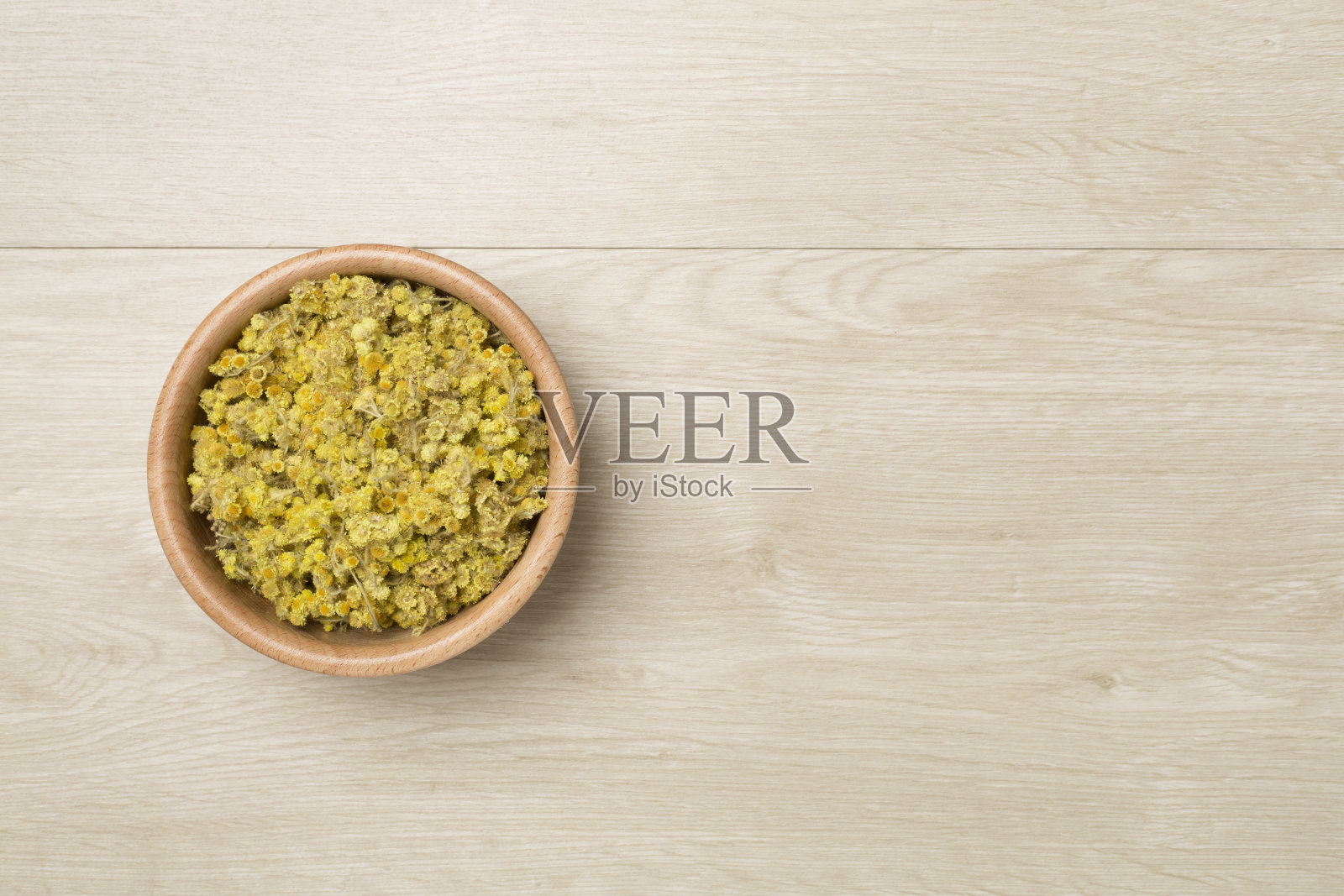 干燥的不朽香草在碗上的木制背景，俯视图照片摄影图片