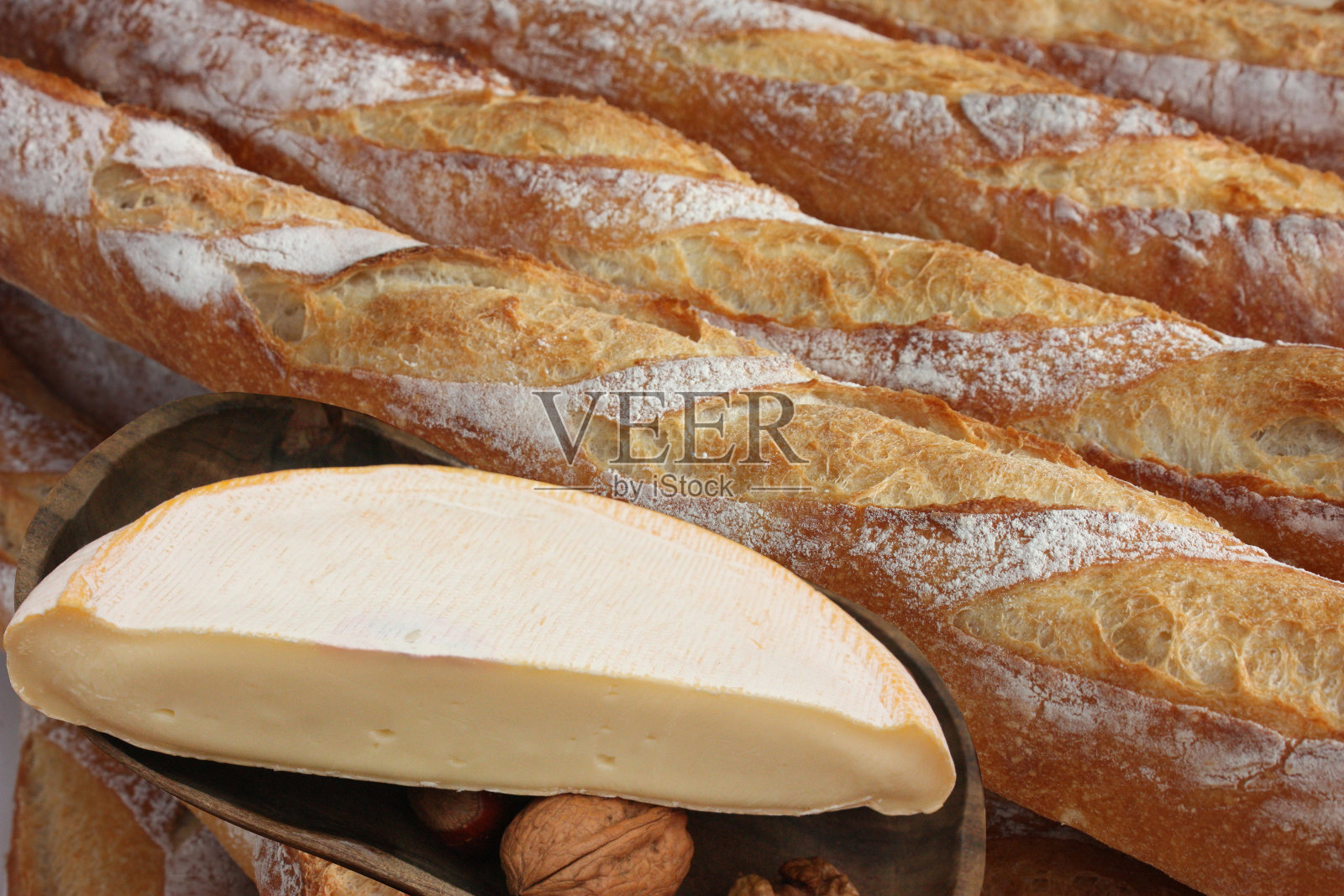 法国美食法棍三明治配雷布罗雄奶酪照片摄影图片