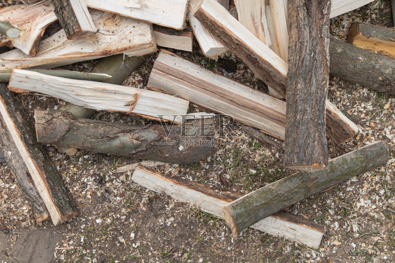 花园里为过冬准备的一堆劈柴照片摄影图片