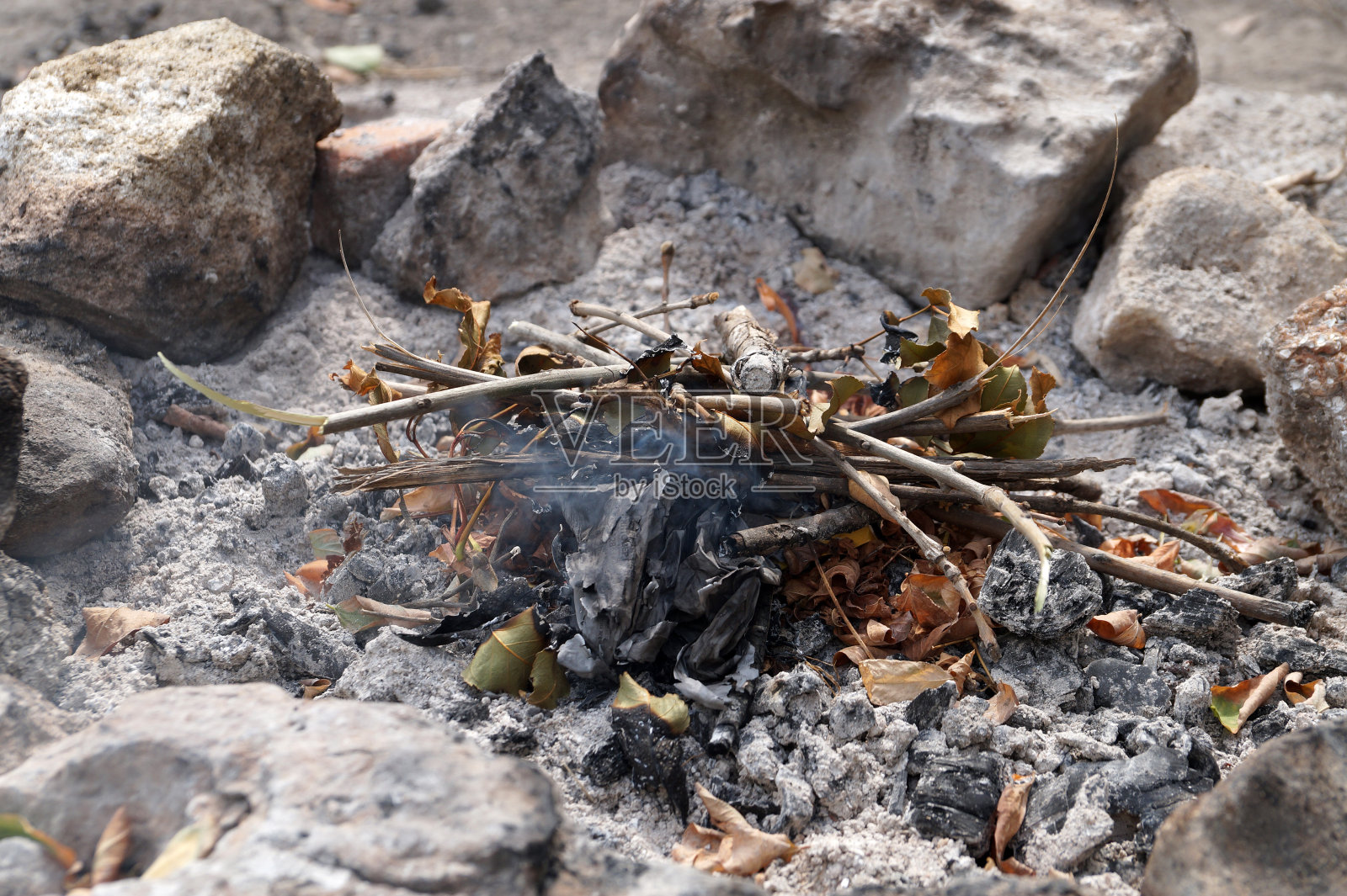 一个被石头包围的熄灭的火坑照片摄影图片